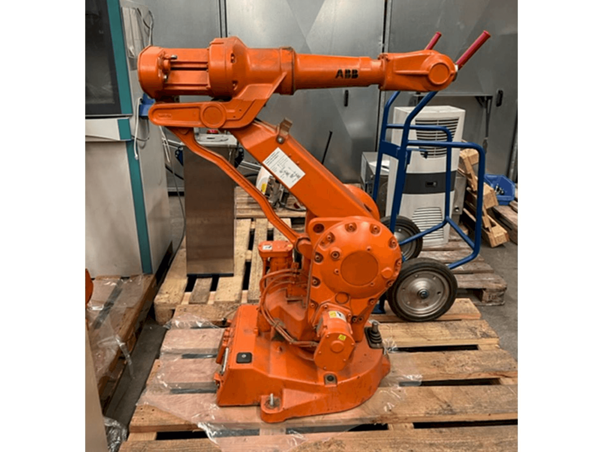 Vooraanzicht van ABB IRB 2400/16 M2000 machine