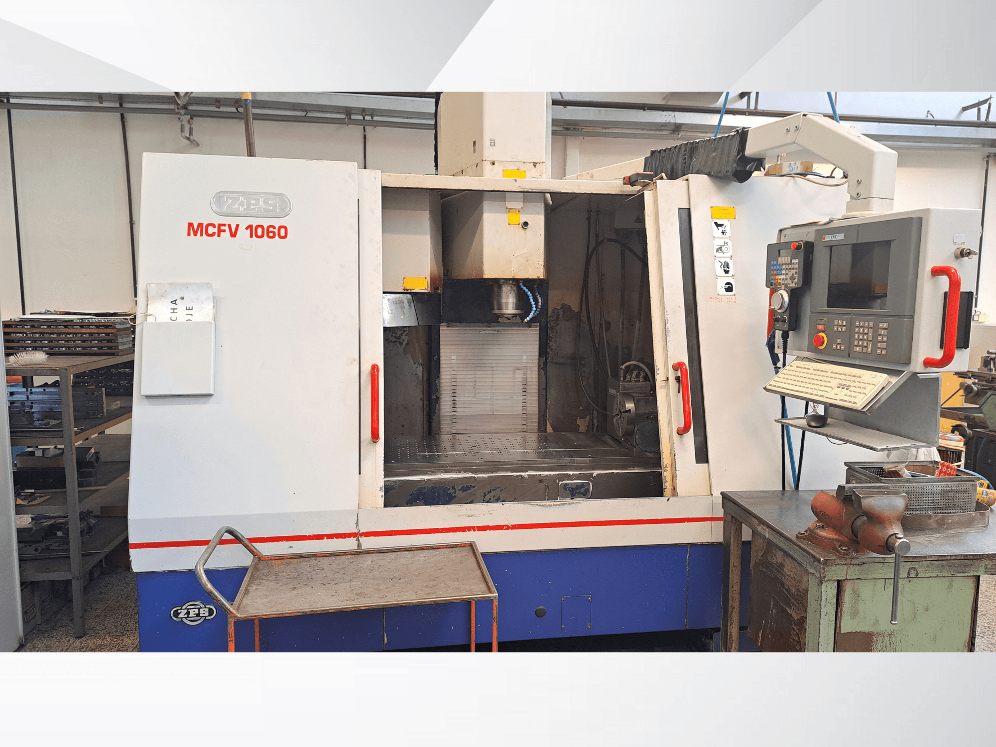 ZPS MCFV 1060 CNC machine in een werkplaats, vooraanzicht met bedieningspaneel, spindel en werkgebied; metallic grijze en blauwe kleuren.