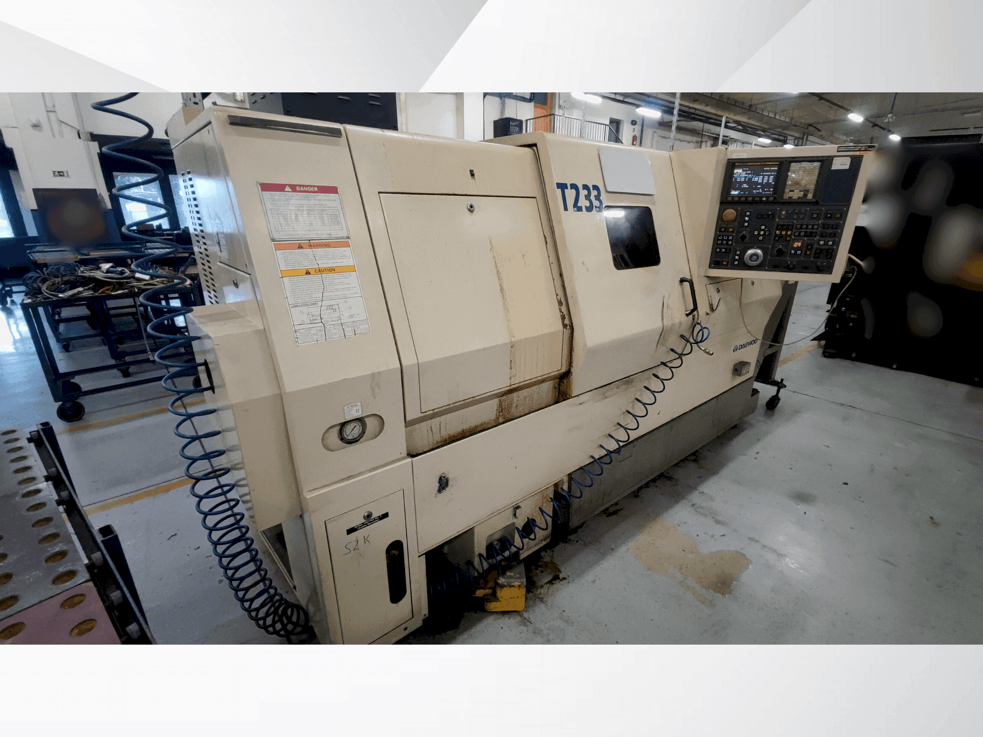 Vooraanzicht van DAEWOO puma 240 LB machine
