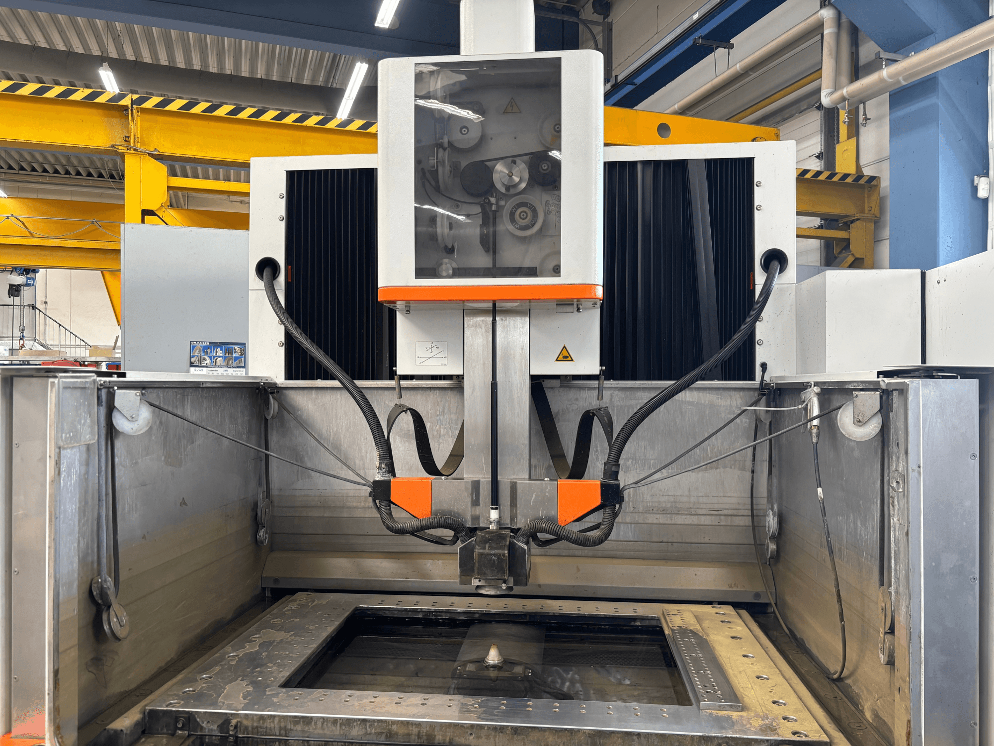 Draad-EDM-machine +GF+ AGIECHARMILLES CUT 400 Sp, vooraanzicht met werktafel en bedieningsmechanismen.