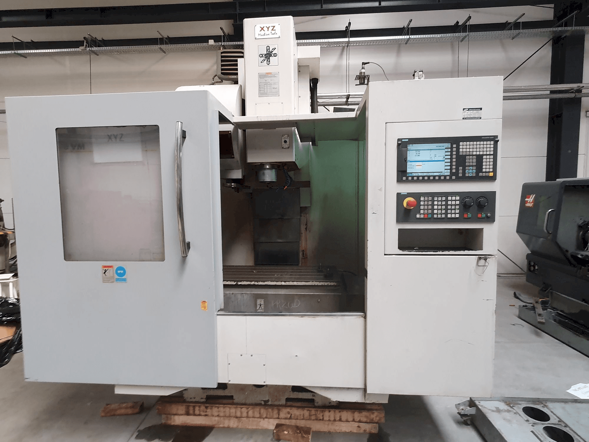Vooraanzicht van XYZ 1020 VMC machine