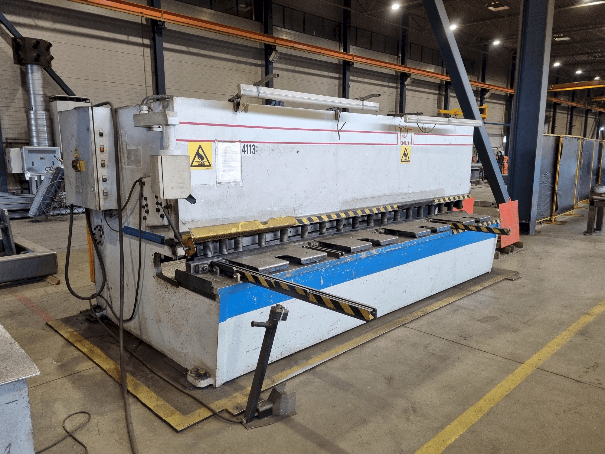 Linkerzijdeaanzicht van KNUTH KHT 4113 machine