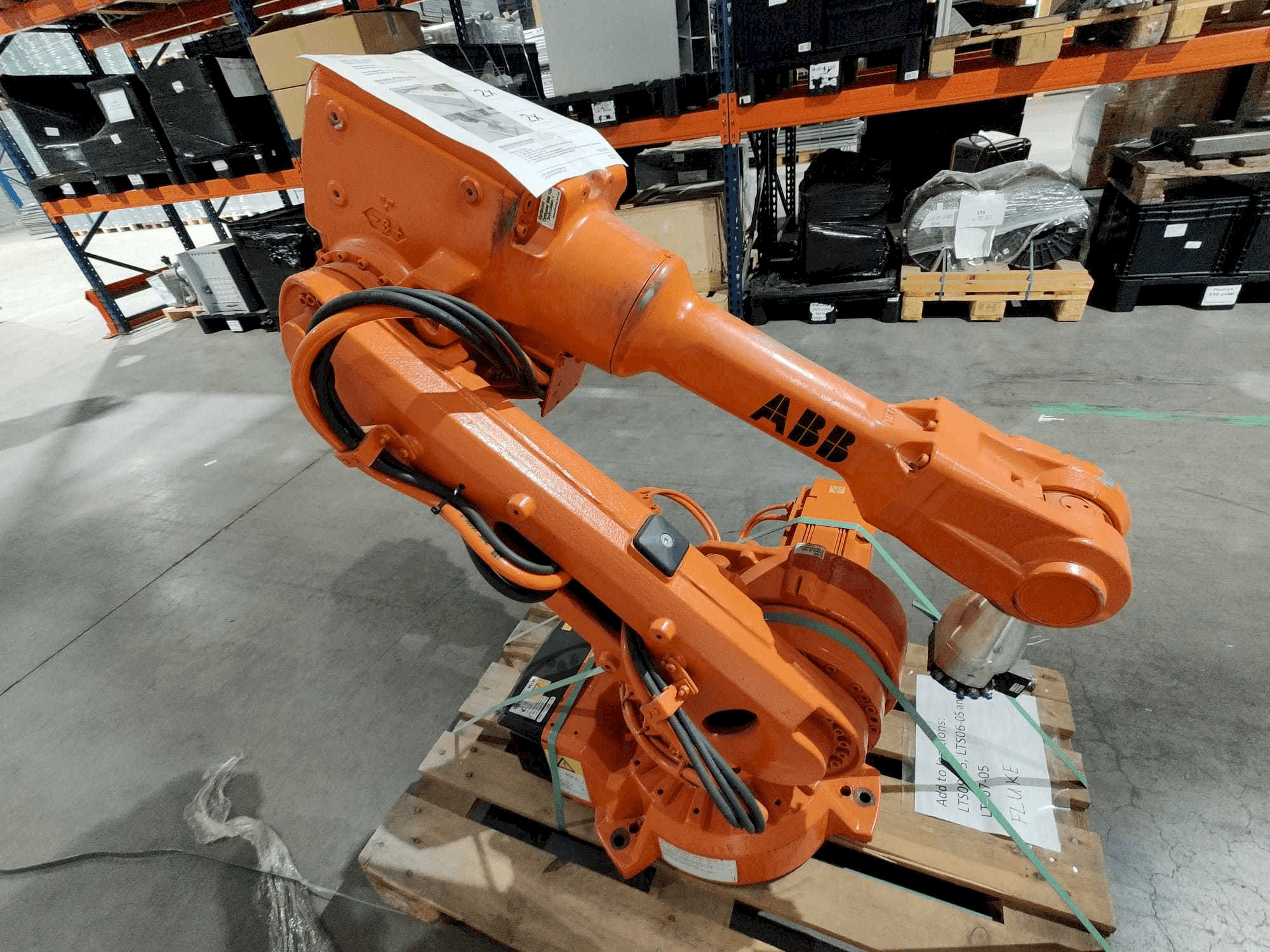 Vooraanzicht van ABB IRB 2600 M2004 machine