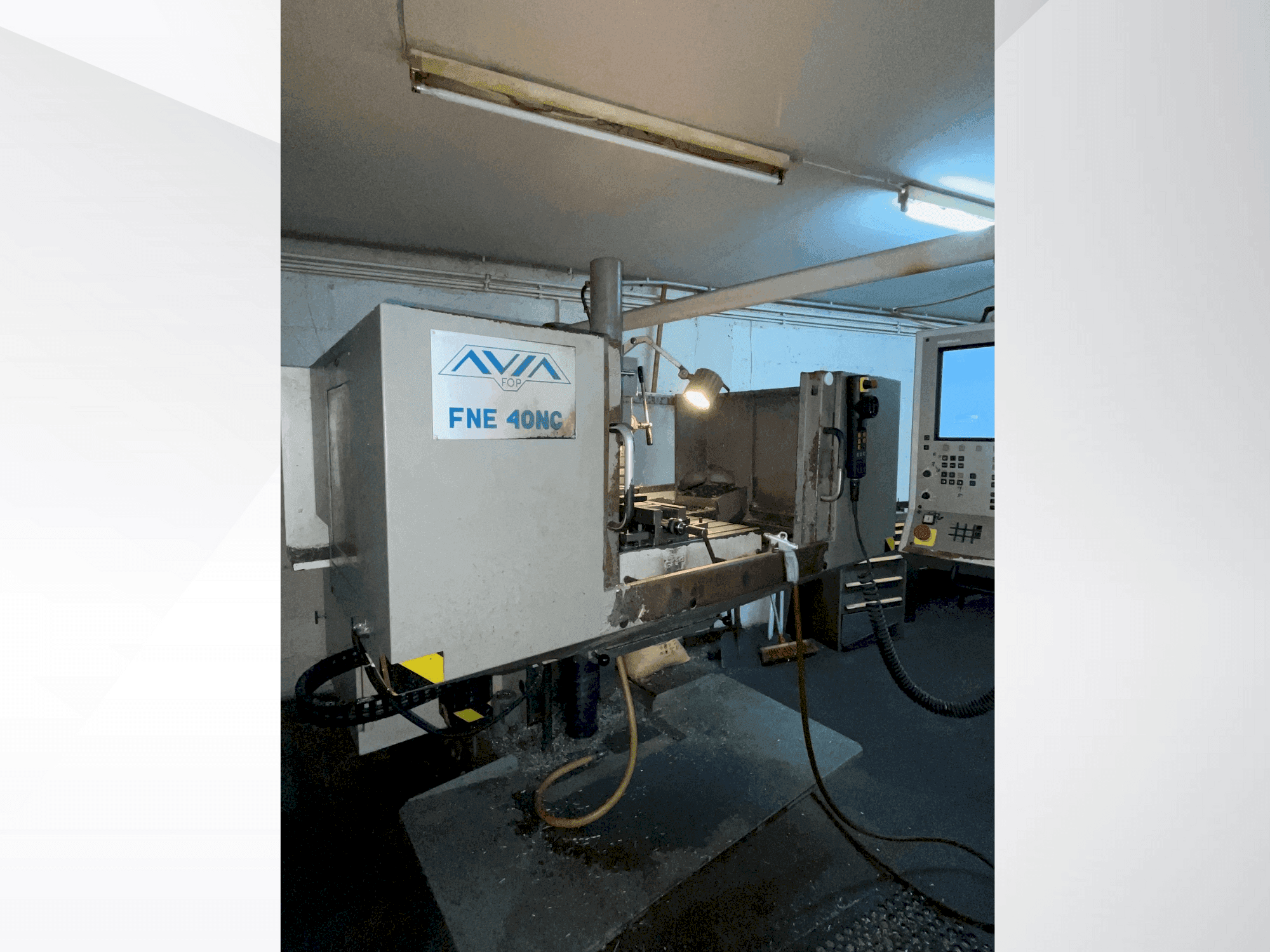 Vooraanzicht van Avia FNE 40NC machine