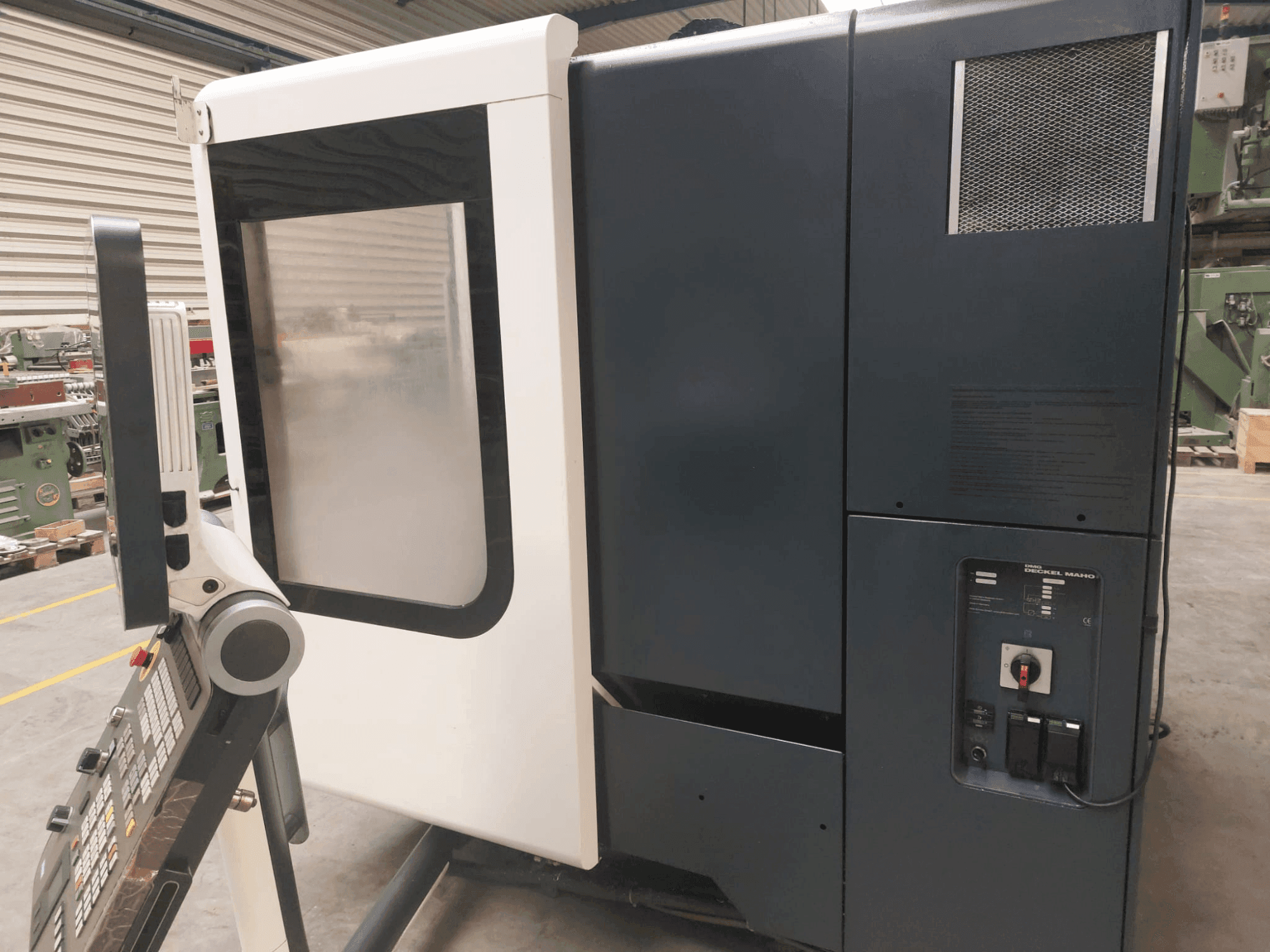 Vooraanzicht van DMG DECKEL MAHO DMU 50 machine