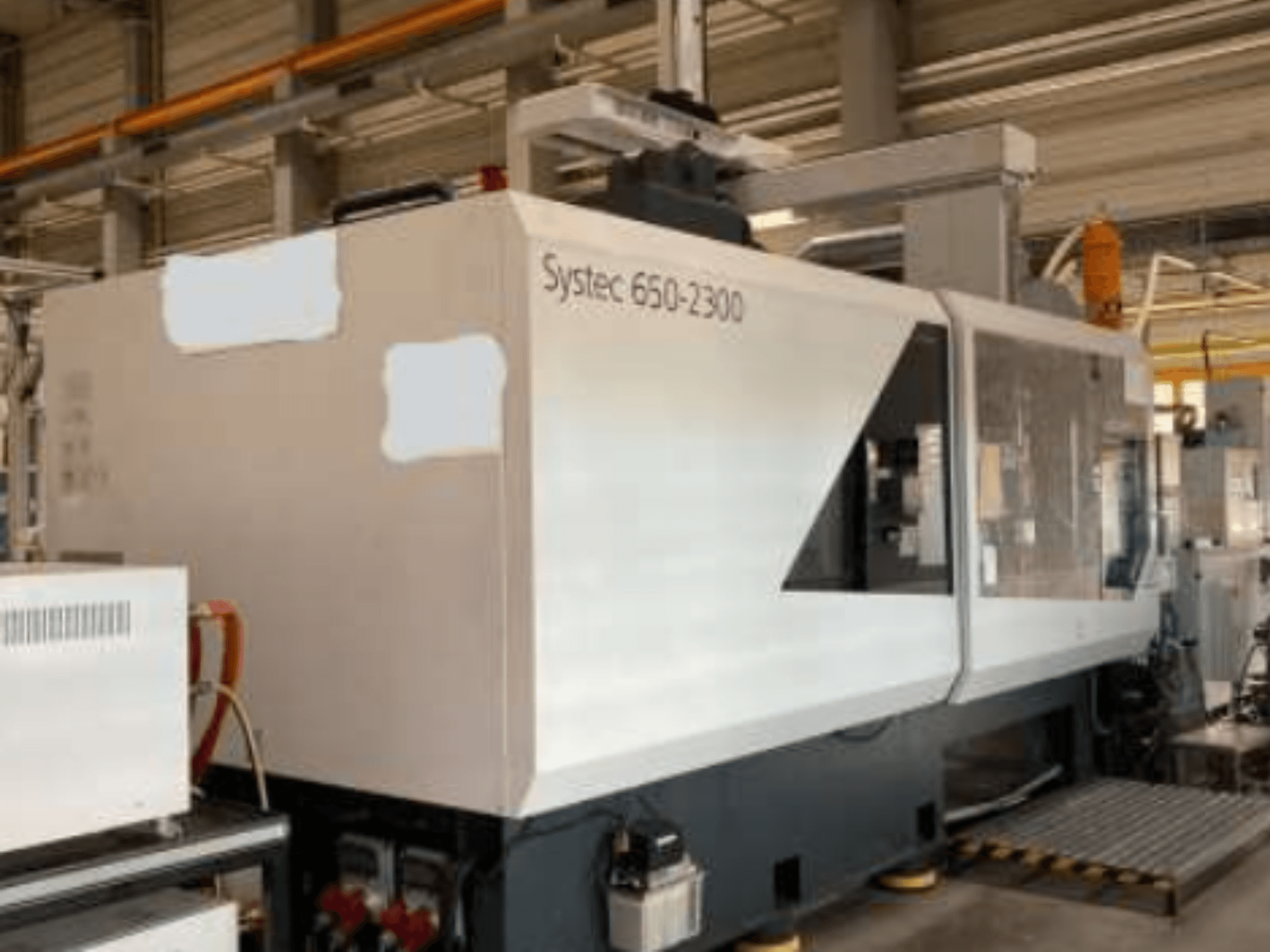 Systec 660-2300 machine, vooraanzicht, met grote behuizing, bedieningspaneel en veiligheidslaadplatform, geschikt voor industrieel gebruik.