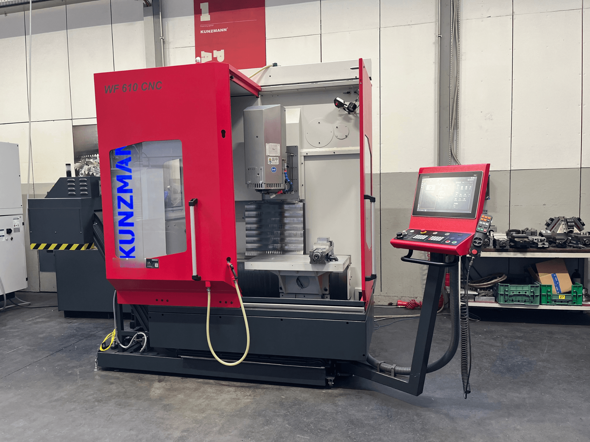 KUNZMANN WF 610 CNC-verticaal bewerkingscentrum in een werkplaats, met een bedieningspaneel en zichtbare machineonderdelen.