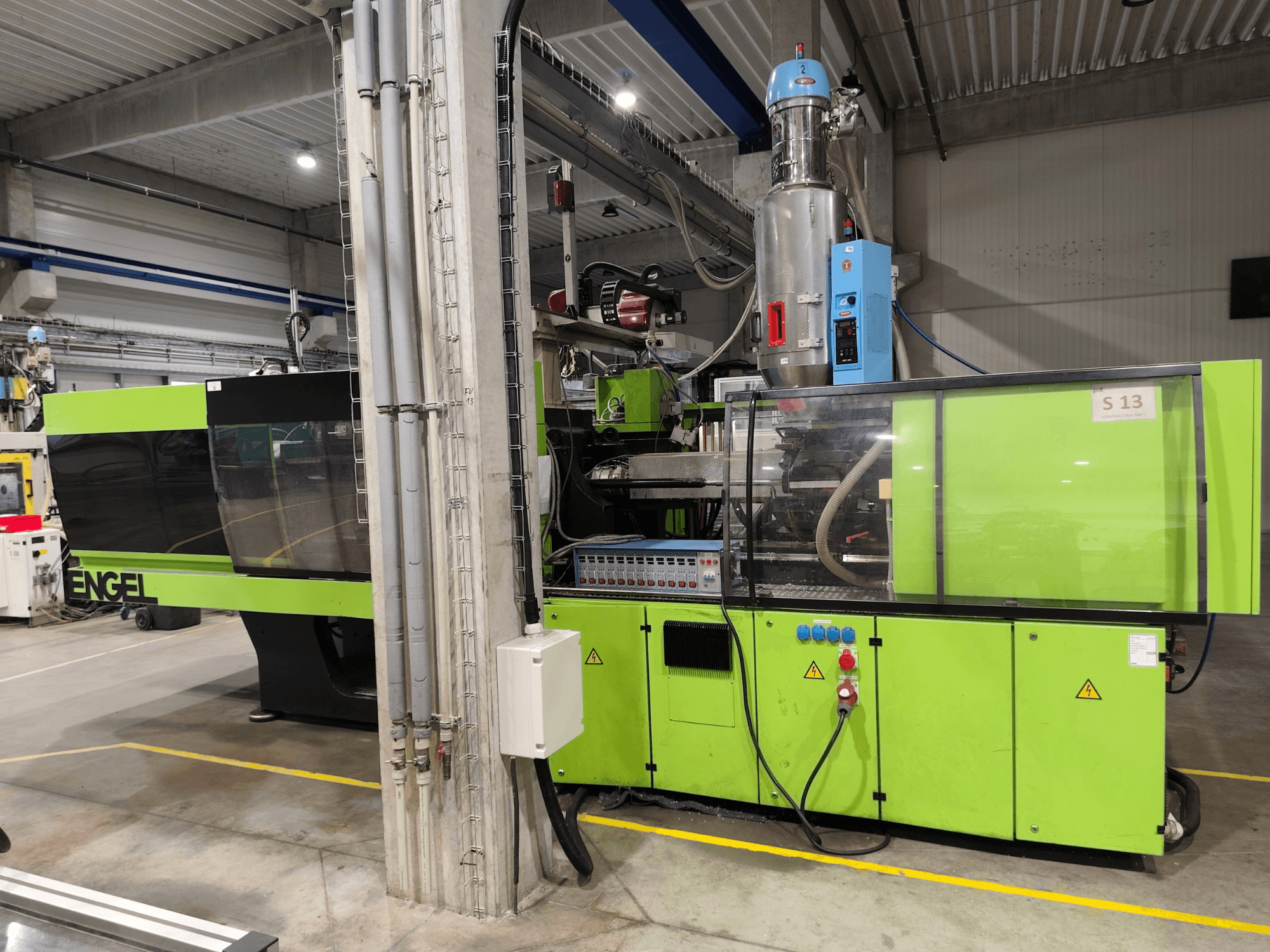 Engel Victory 750/180 hydraulische spuitgietmachine, vooraanzicht, met een groene behuizing en details van het bedieningspaneel.