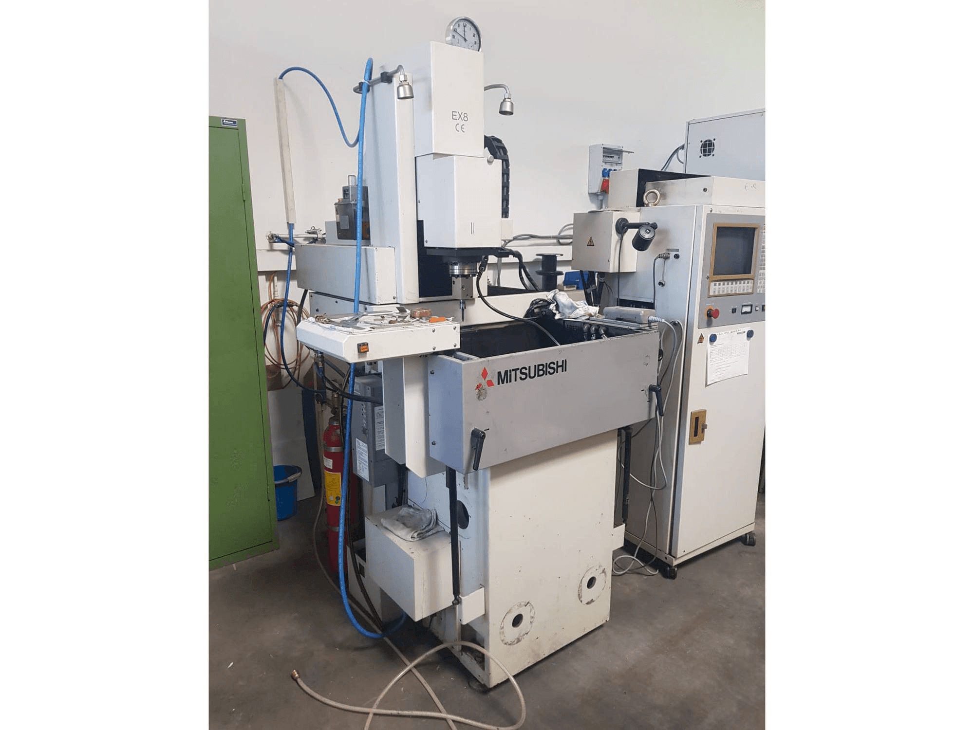 Vooraanzicht van Mitsubishi EX 8 machine