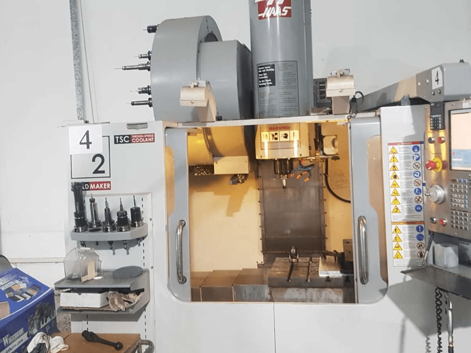 Vooraanzicht van HAAS VM-2 machine