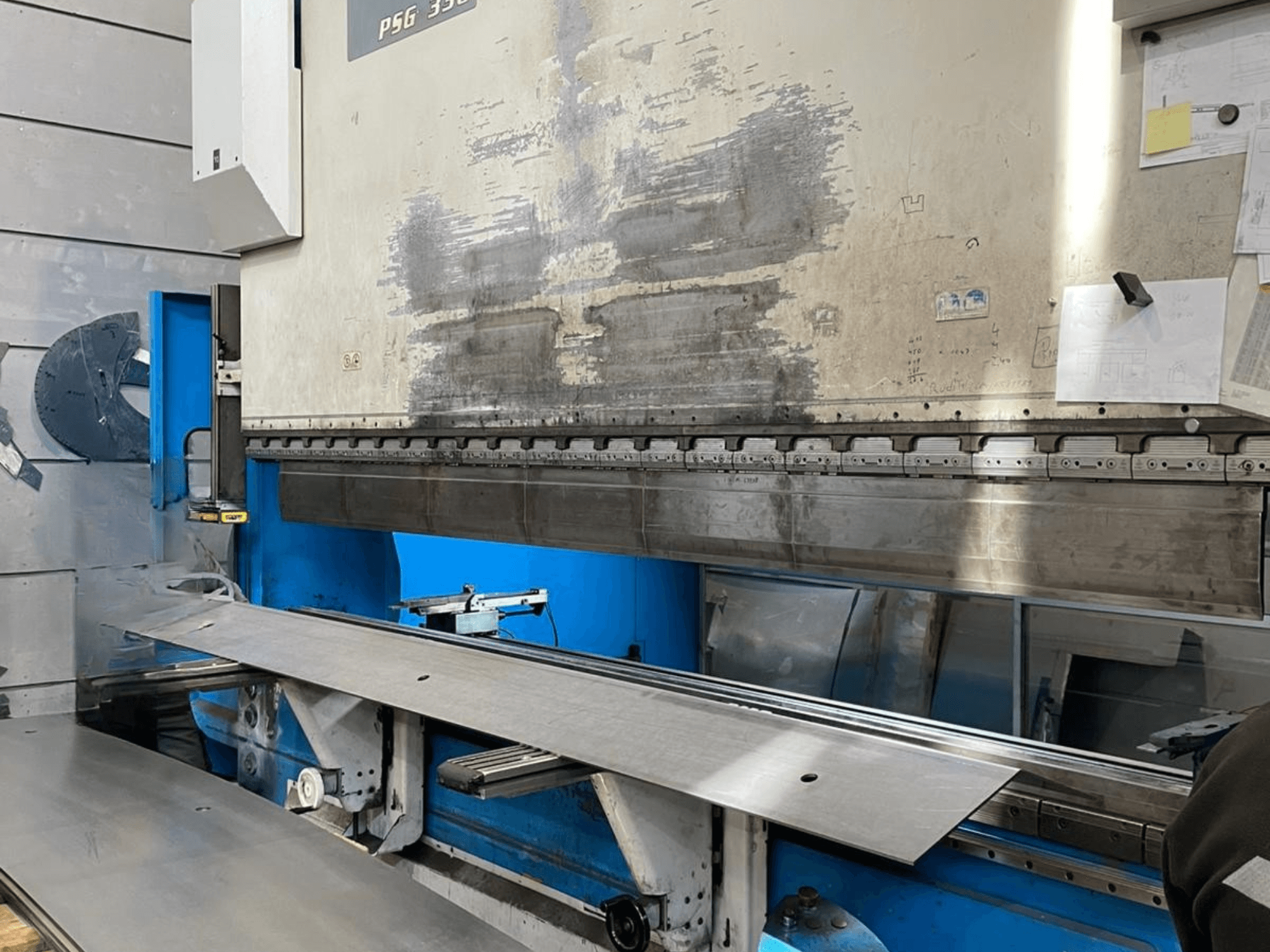 GASPARINI PSG 330/4000 afkantpers Variante C in de werkplaats, met het buiggebied met metaalplaat en de machinebediening.
