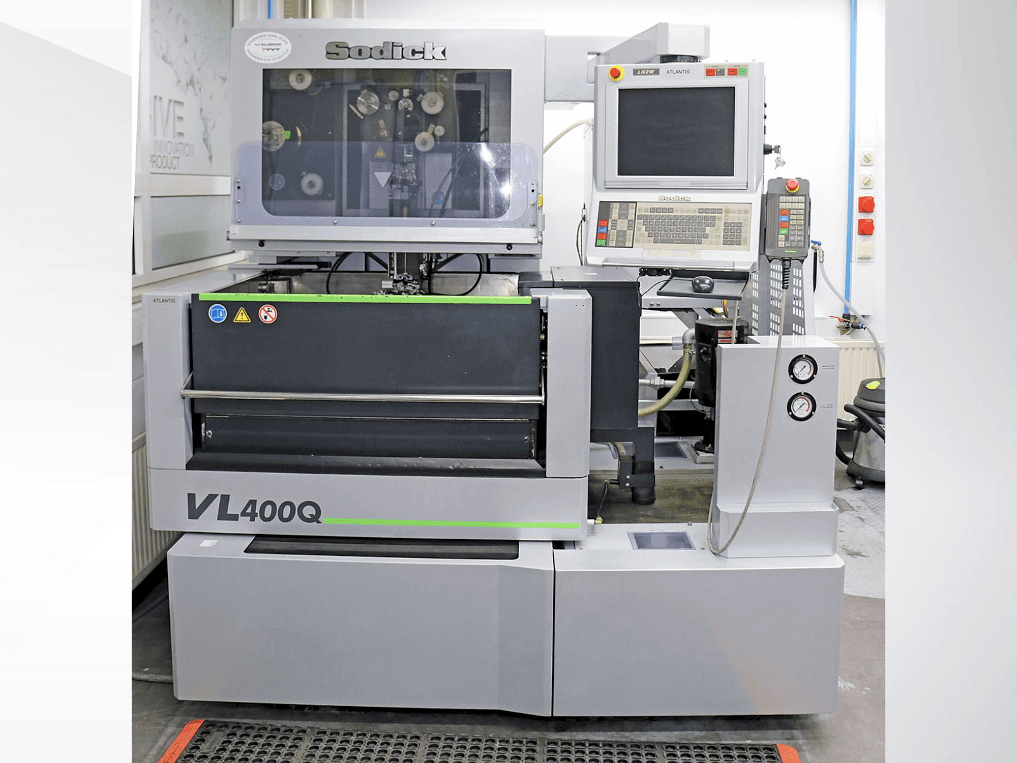 Vooraanzicht van Sodick VL400Q machine