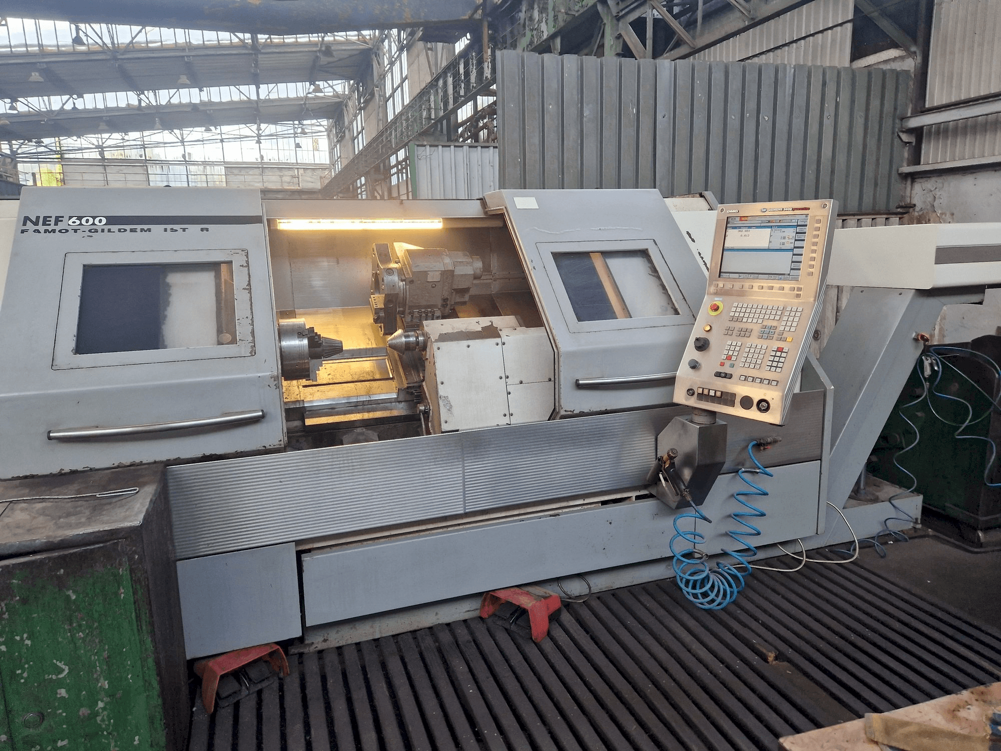 Vooraanzicht van DMG GILDEMEISTER NEF 600 machine