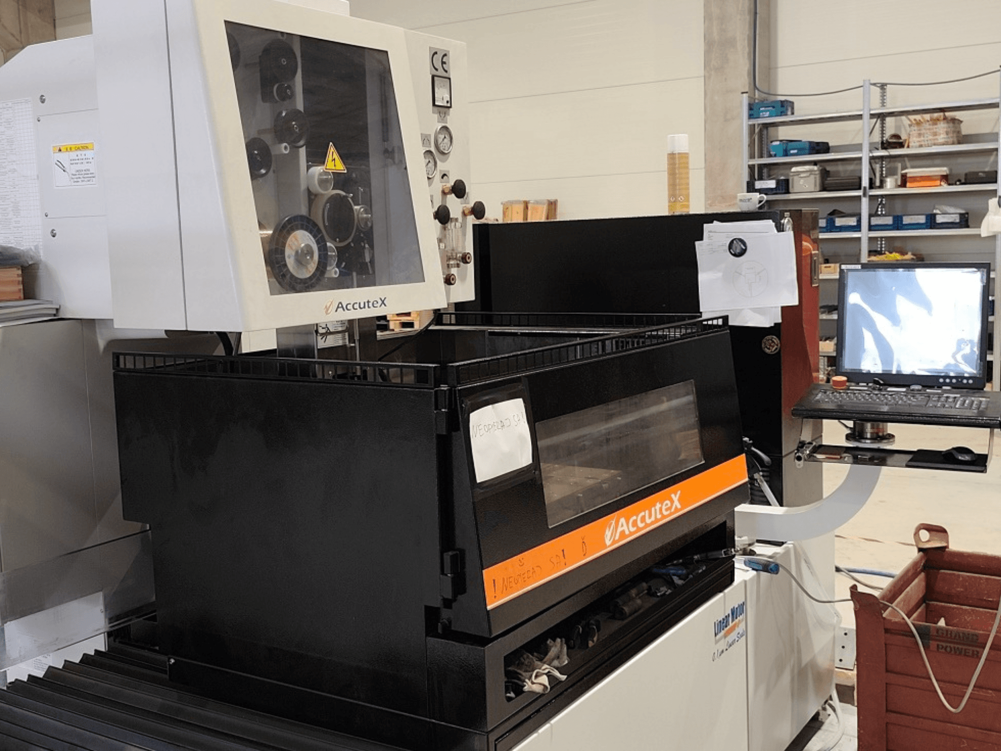 AccuteX AL-500SA draadvonkmachine in vooraanzicht, met bedieningspaneel, typeplaatje en aangesloten pc-monitor.