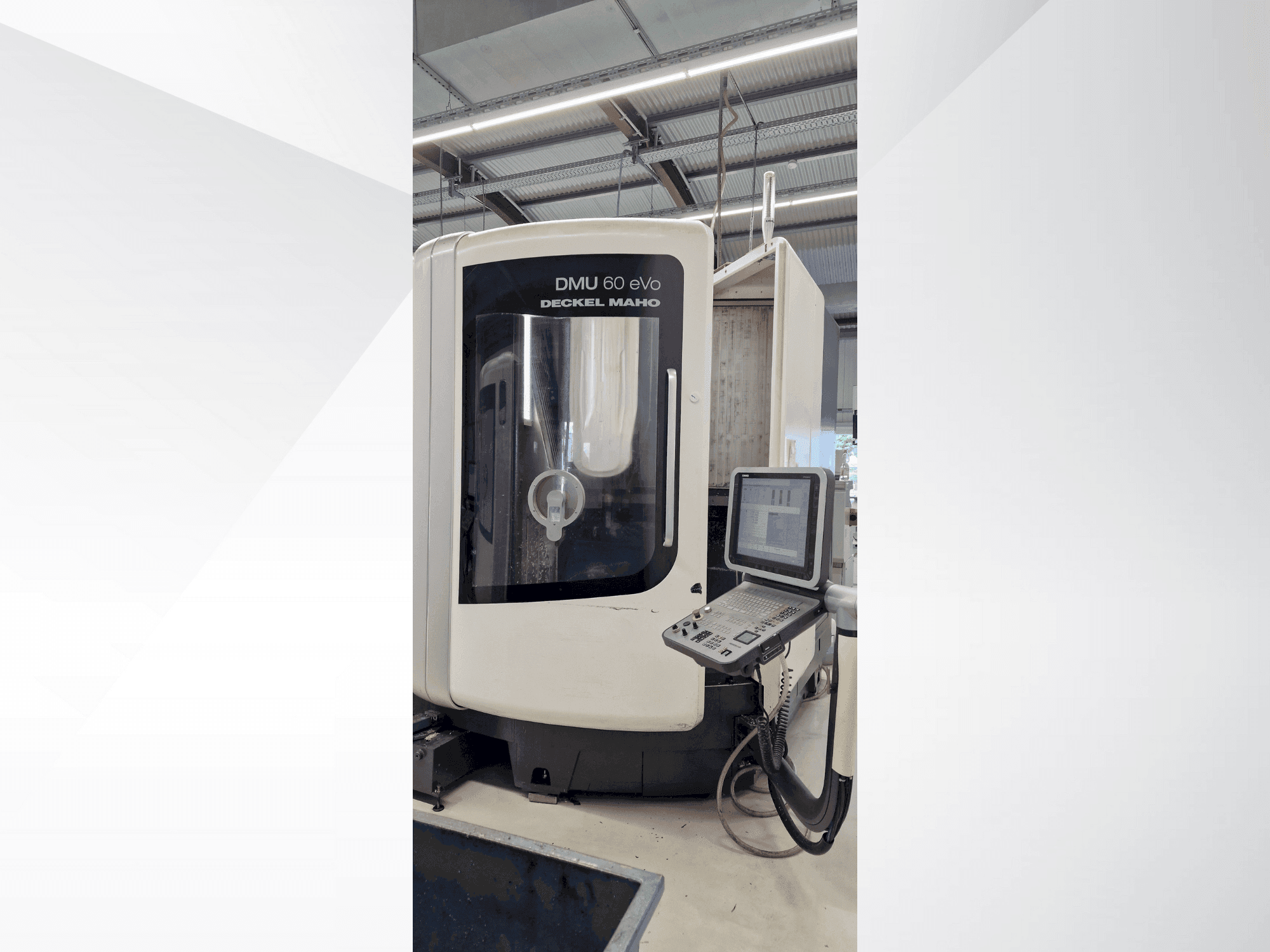 Vooraanzicht van DMG DECKEL MAHO DMU 60 evo machine