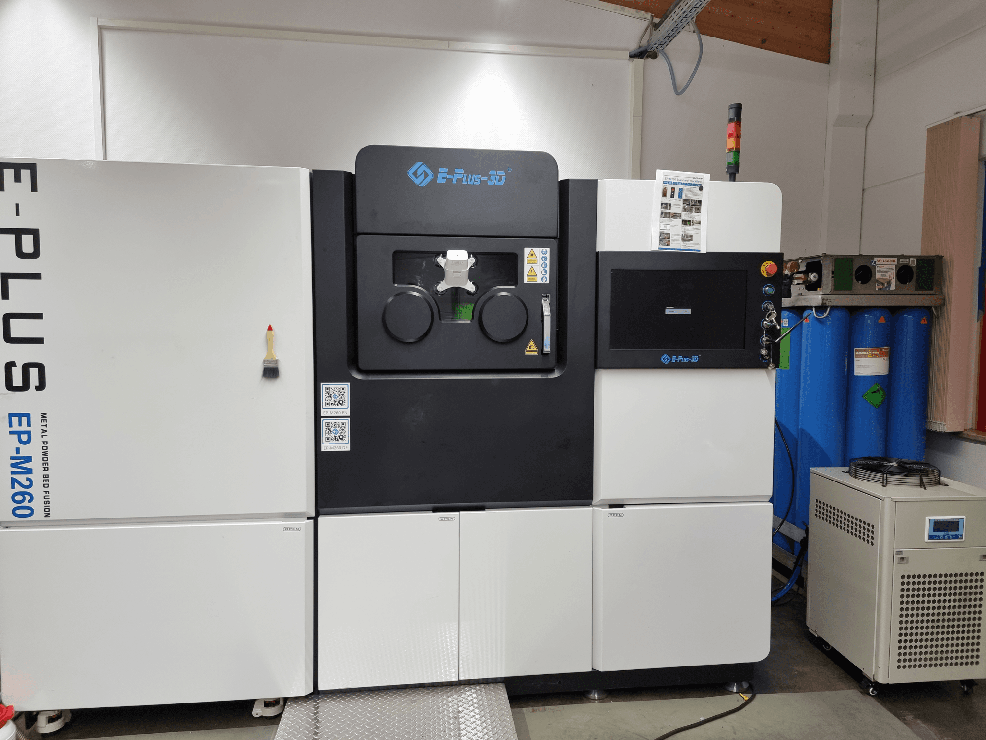 Vooraanzicht van de Eplus3D EP-M260 metalen 3D-printer, met de dubbele kamers en details van het bedieningspaneel.