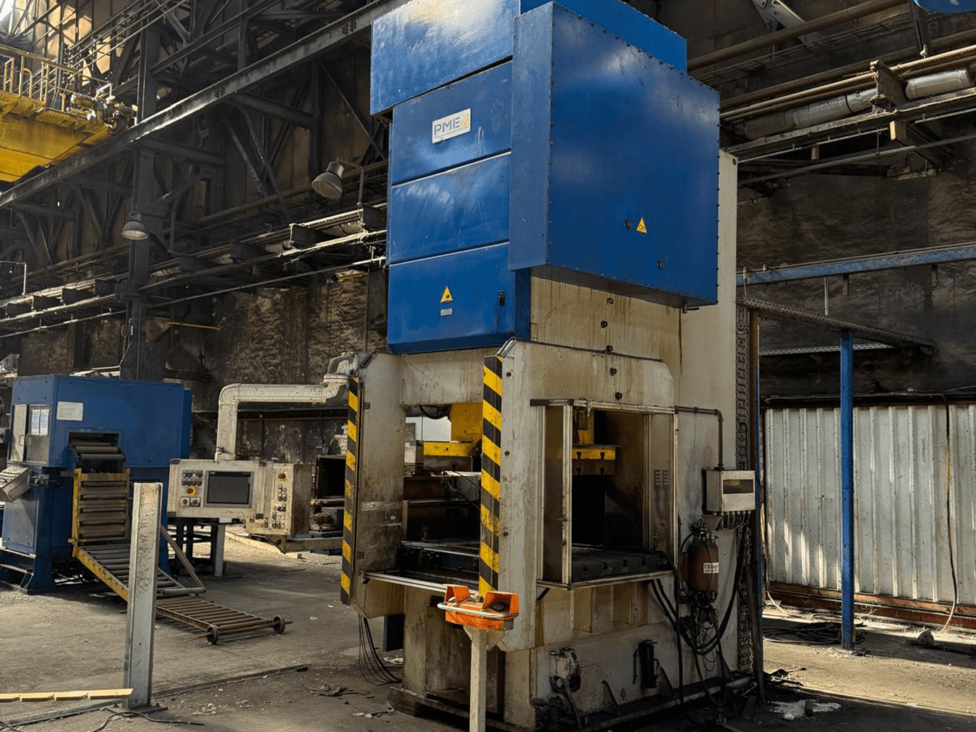 PME PE 400-1700 C mechanische stanspers, vooraanzicht, met blauwe bovenkant en geelgestreepte voet in een fabrieksomgeving.