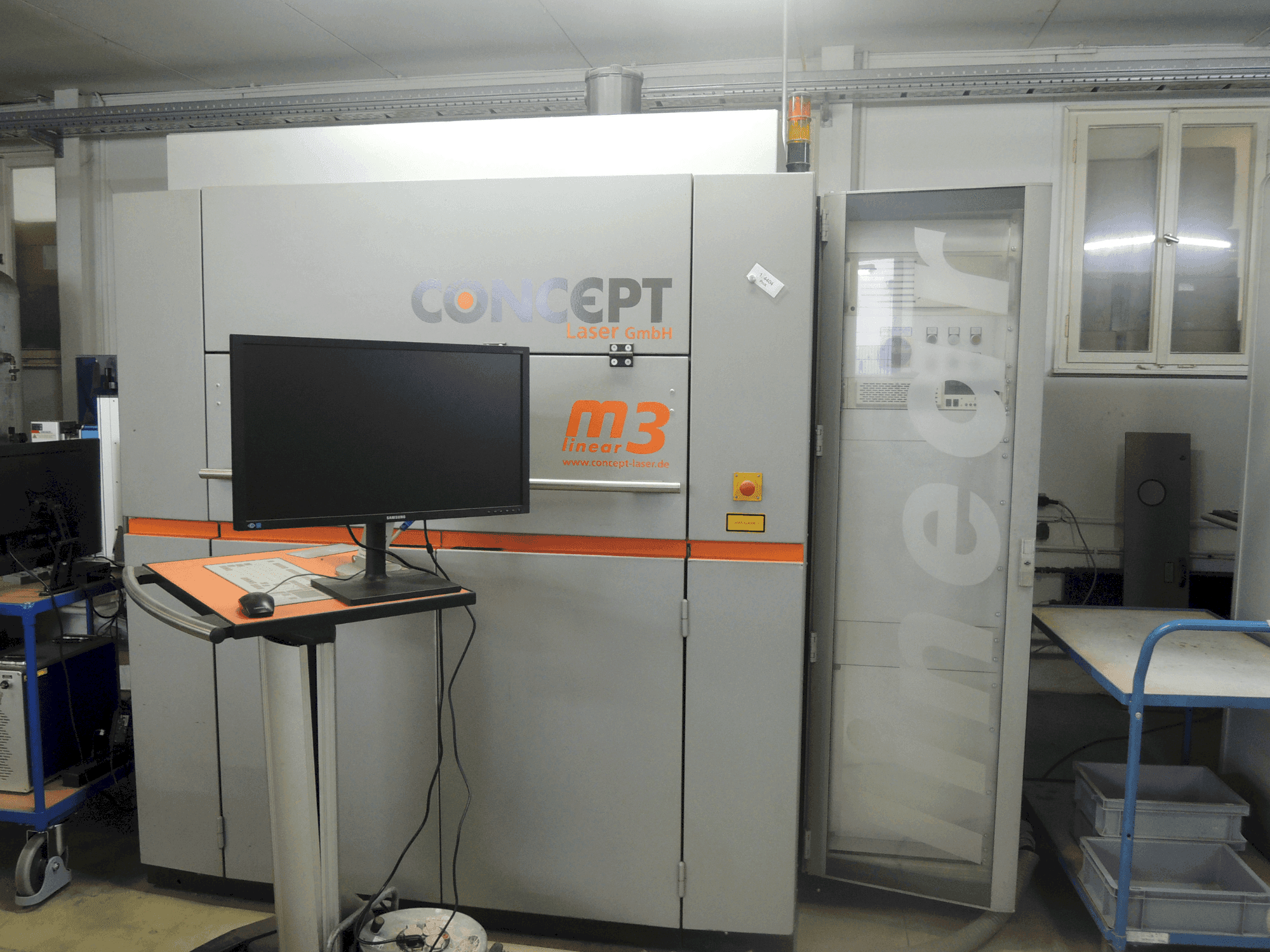 Vooraanzicht van CONCEPT LASER LASER M3 Linear machine