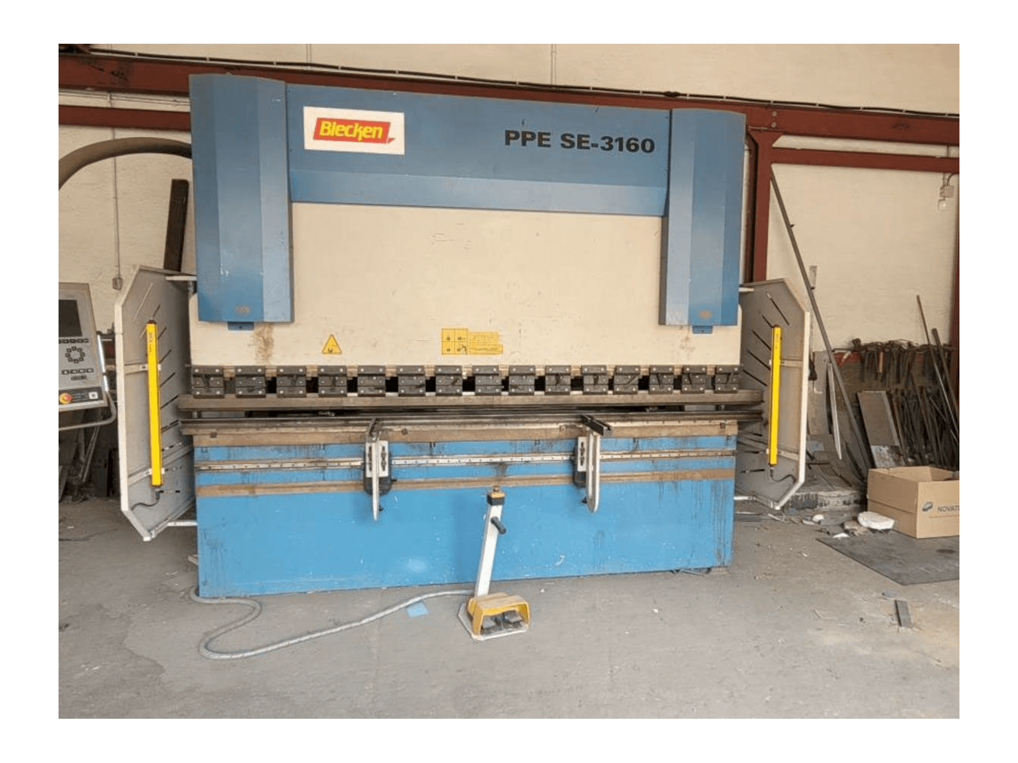 Vooraanzicht van Blecken PPE SE-3160 machine