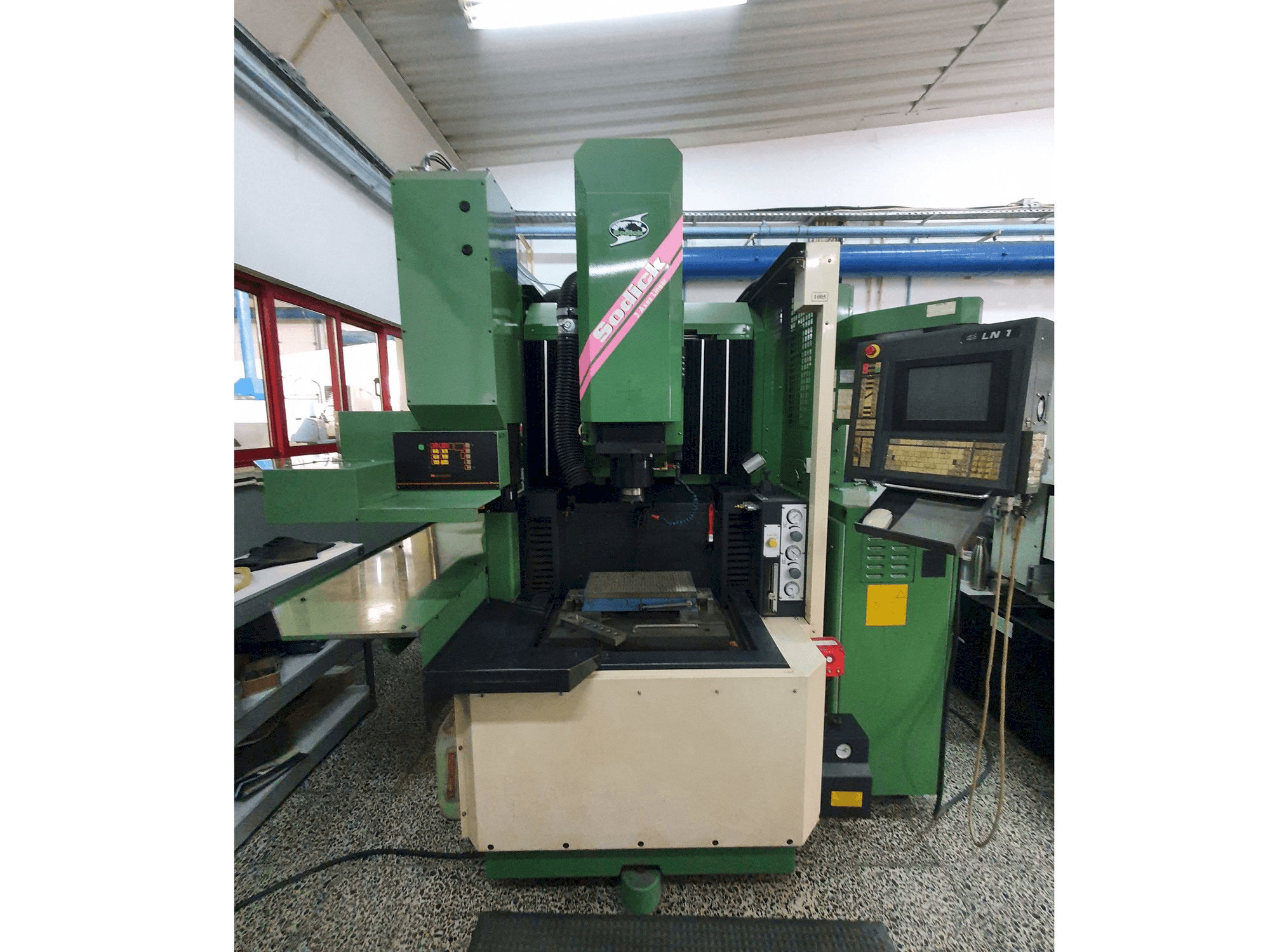 Vooraanzicht van Sodick AQ35L machine