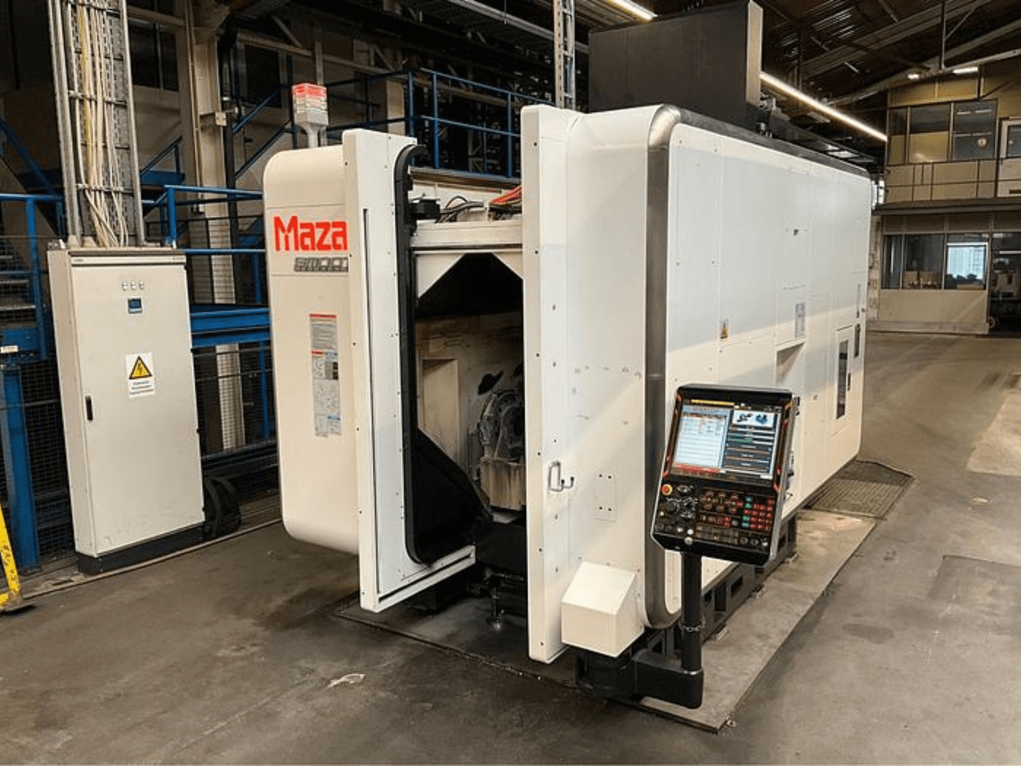 Maza CNC machine in vooraanzicht, met bedieningspaneel, industrieel ontwerp en zichtbare machineonderdelen.