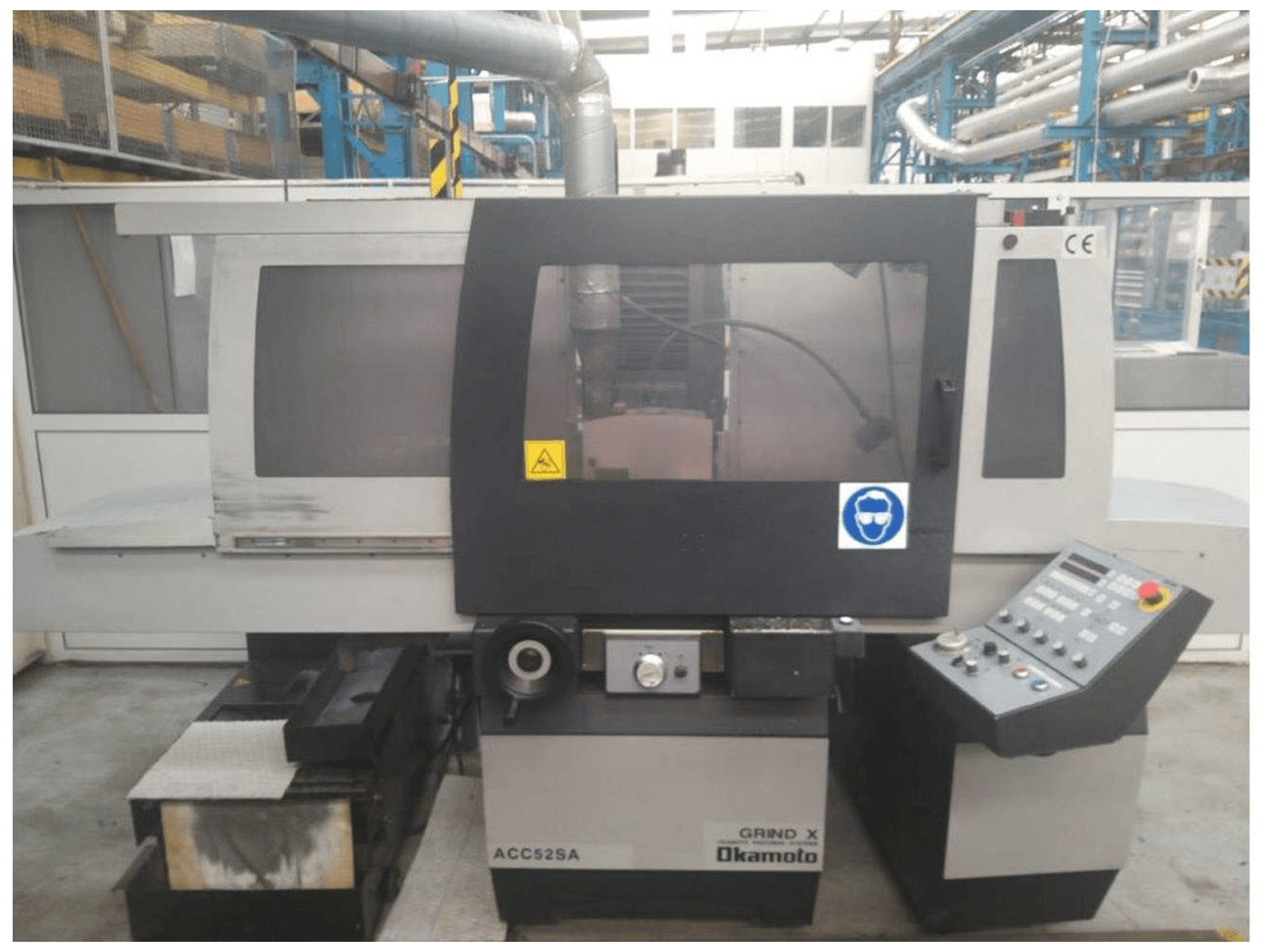 Vooraanzicht van OKAMOTO ACC 52SA machine