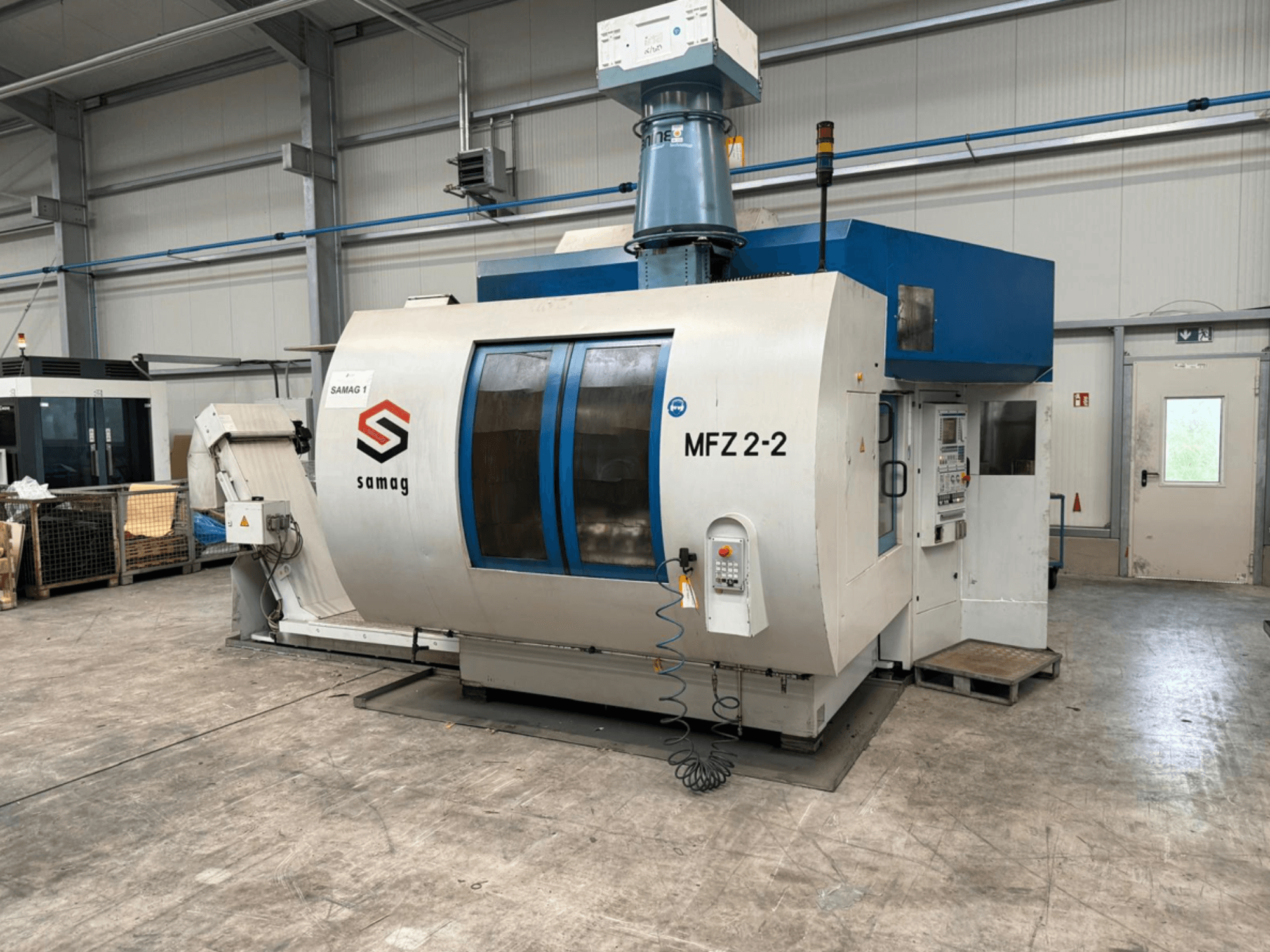 Samag MFZ 2-2 werktuigmachine, vooraanzicht, met bedieningspaneel en blauwe bovenkant, met veiligheidsvoorzieningen in een industriële omgeving.
