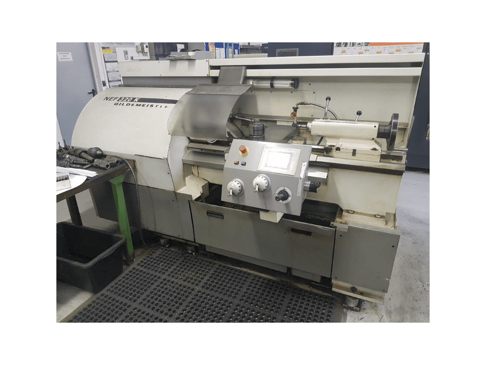 Vooraanzicht van Gildemeister NEF 320 K machine