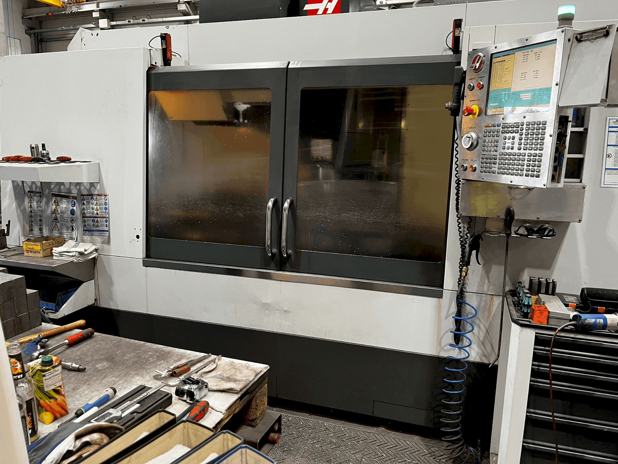 Vooraanzicht van HAAS VM-6 machine