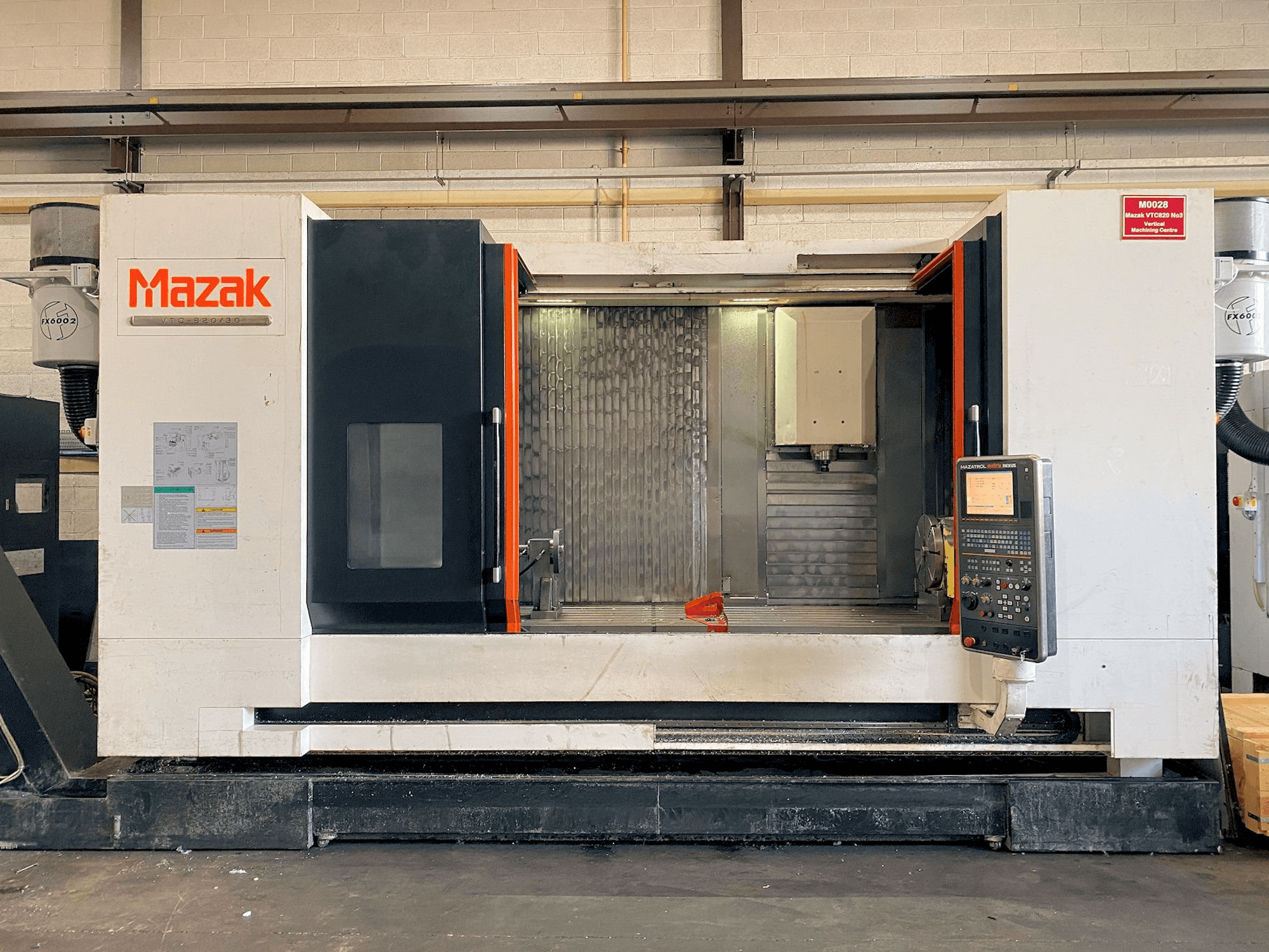 Vooraanzicht van Mazak VTC-820/30 machine