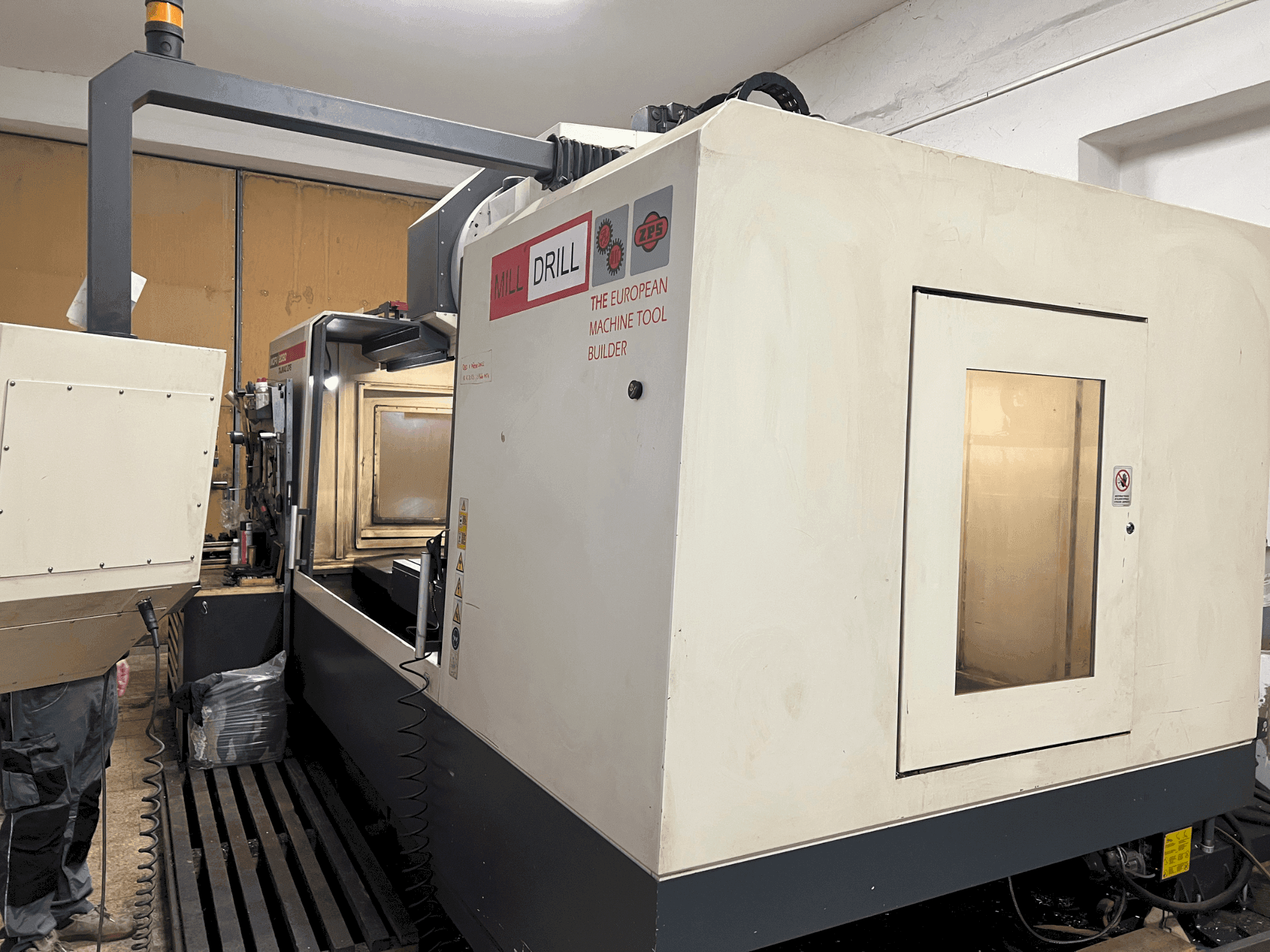 Vooraanzicht van TAJMAC-ZPS MCFV 2080 machine