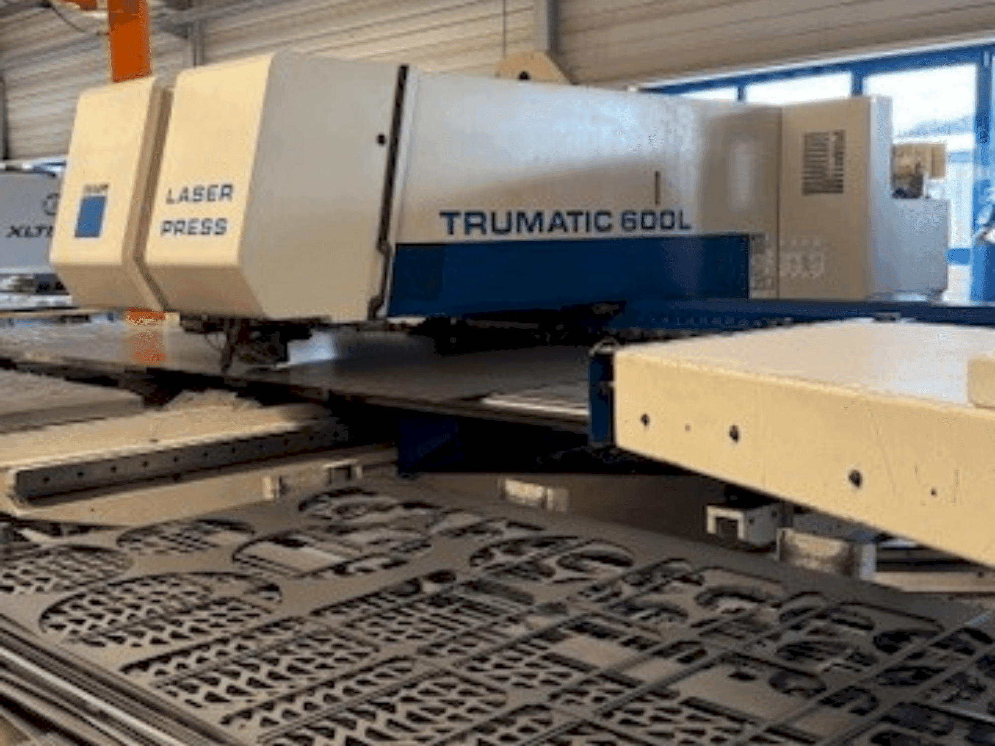 Vooraanzicht van TRUMPF Trumatic 600L machine