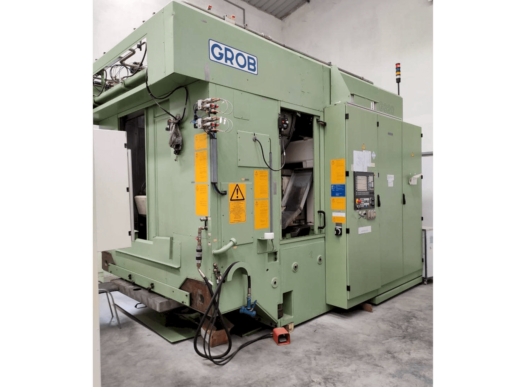 Vooraanzicht van GROB G320 machine