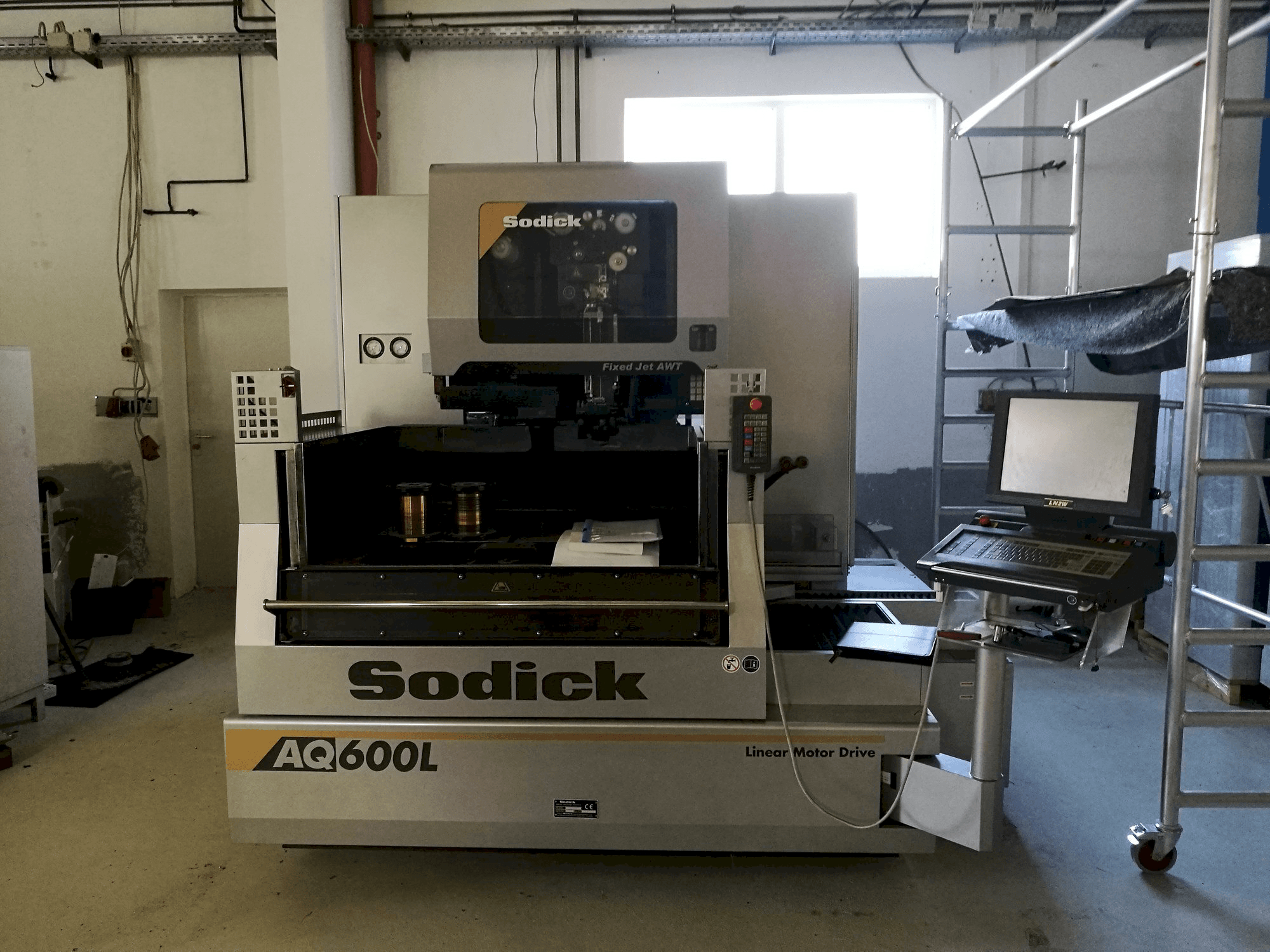 Vooraanzicht van Sodick AQ600L machine