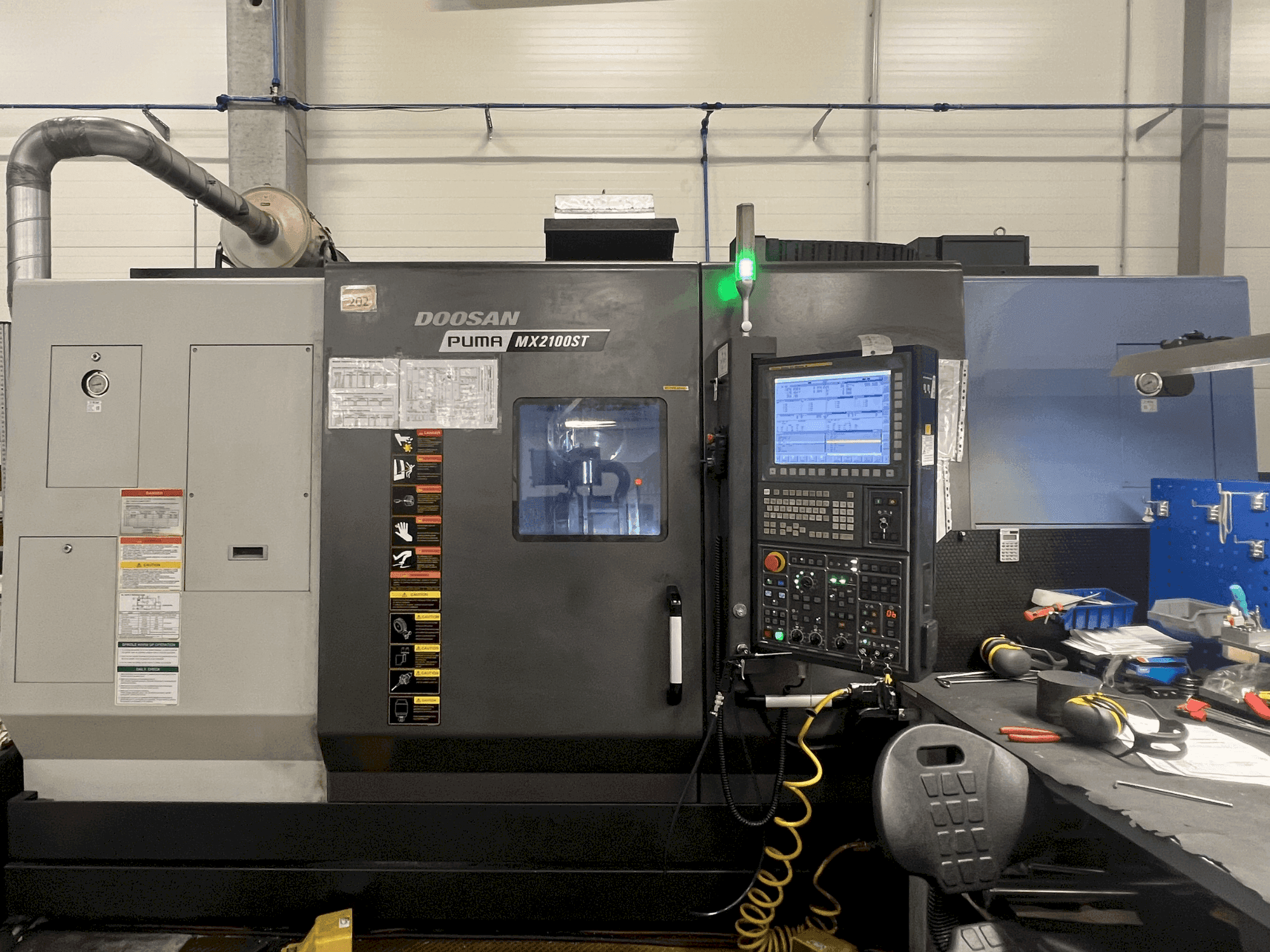 Vooraanzicht van DOOSAN MX2100ST machine