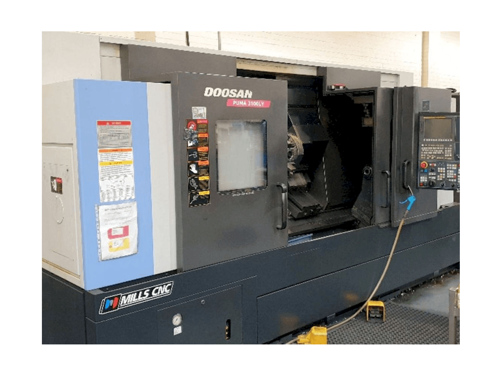 Vooraanzicht van Doosan Puma 3100LY machine