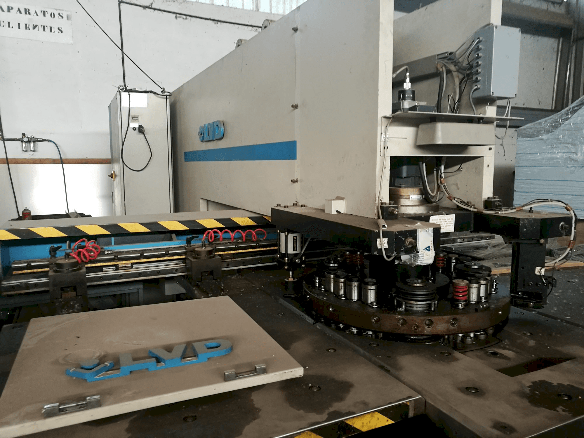 Links zicht van LVD DELTA 1000 THIN machine