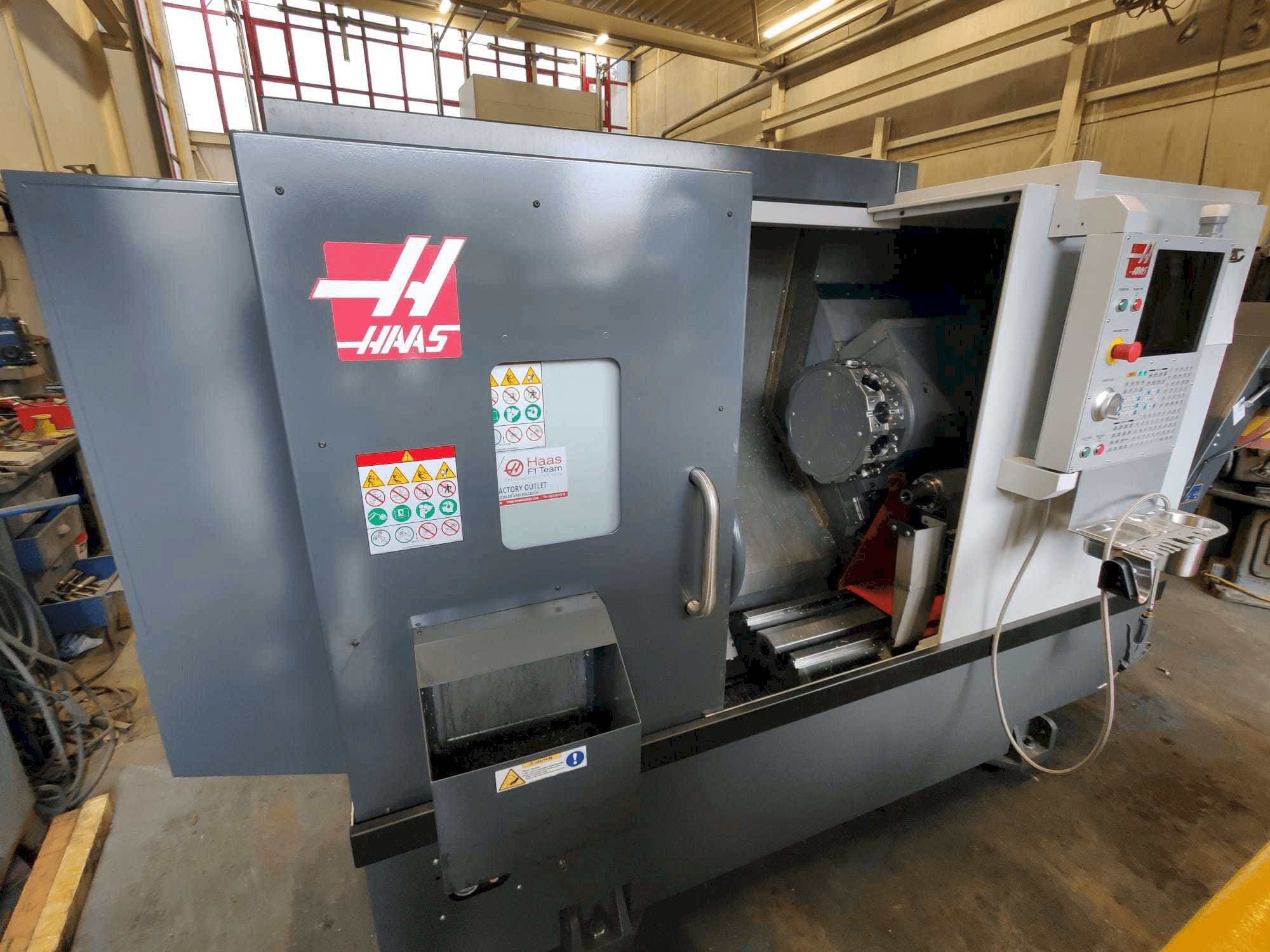 Links zicht van HAAS ST-20Y machine