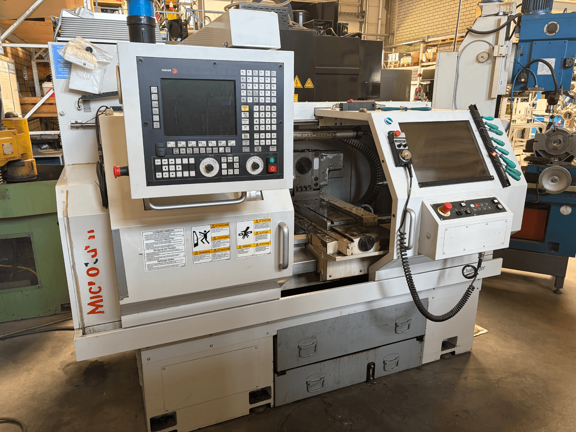 BUFFALO Microturn BNC 446 horizontale draaimachine, vooraanzicht, met het bedieningspaneel, de gereedschapshouder en het machinebed.