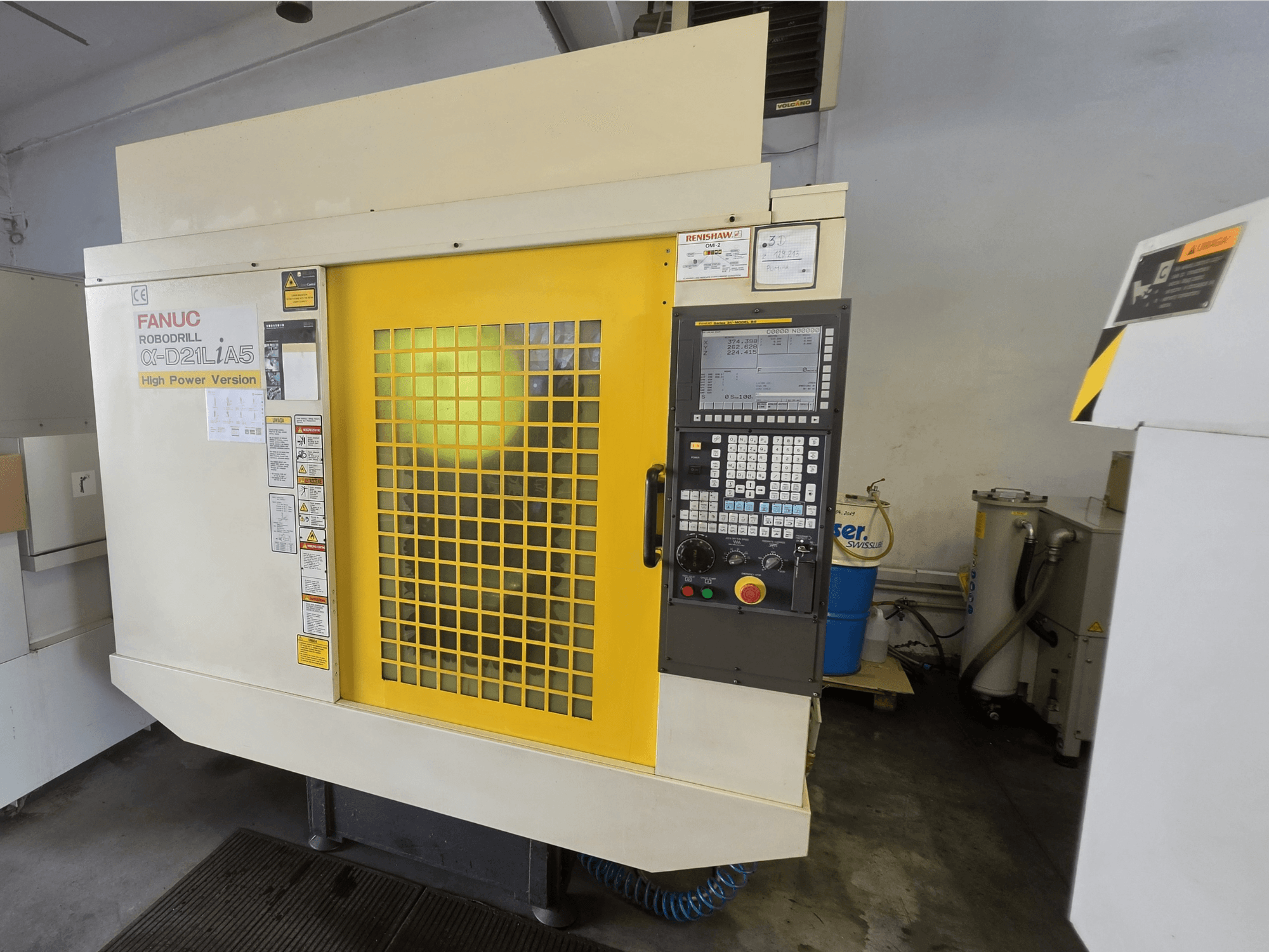 FANUC ROBODRILL alpha-D21LiA5 verticaal bewerkingscentrum, vooraanzicht, met gele veiligheidsdeur en bedieningspaneel.