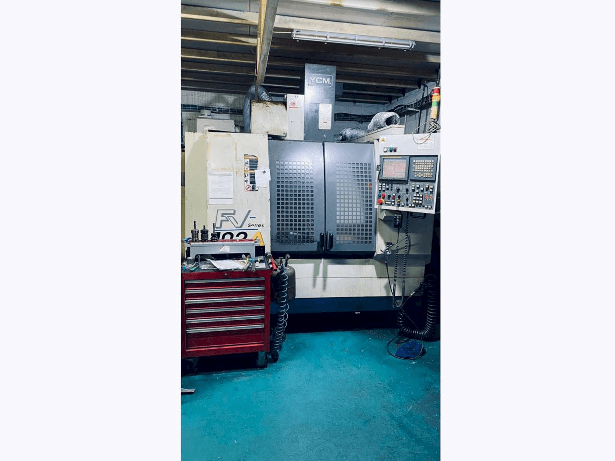 Vooraanzicht van YCM FV102A machine