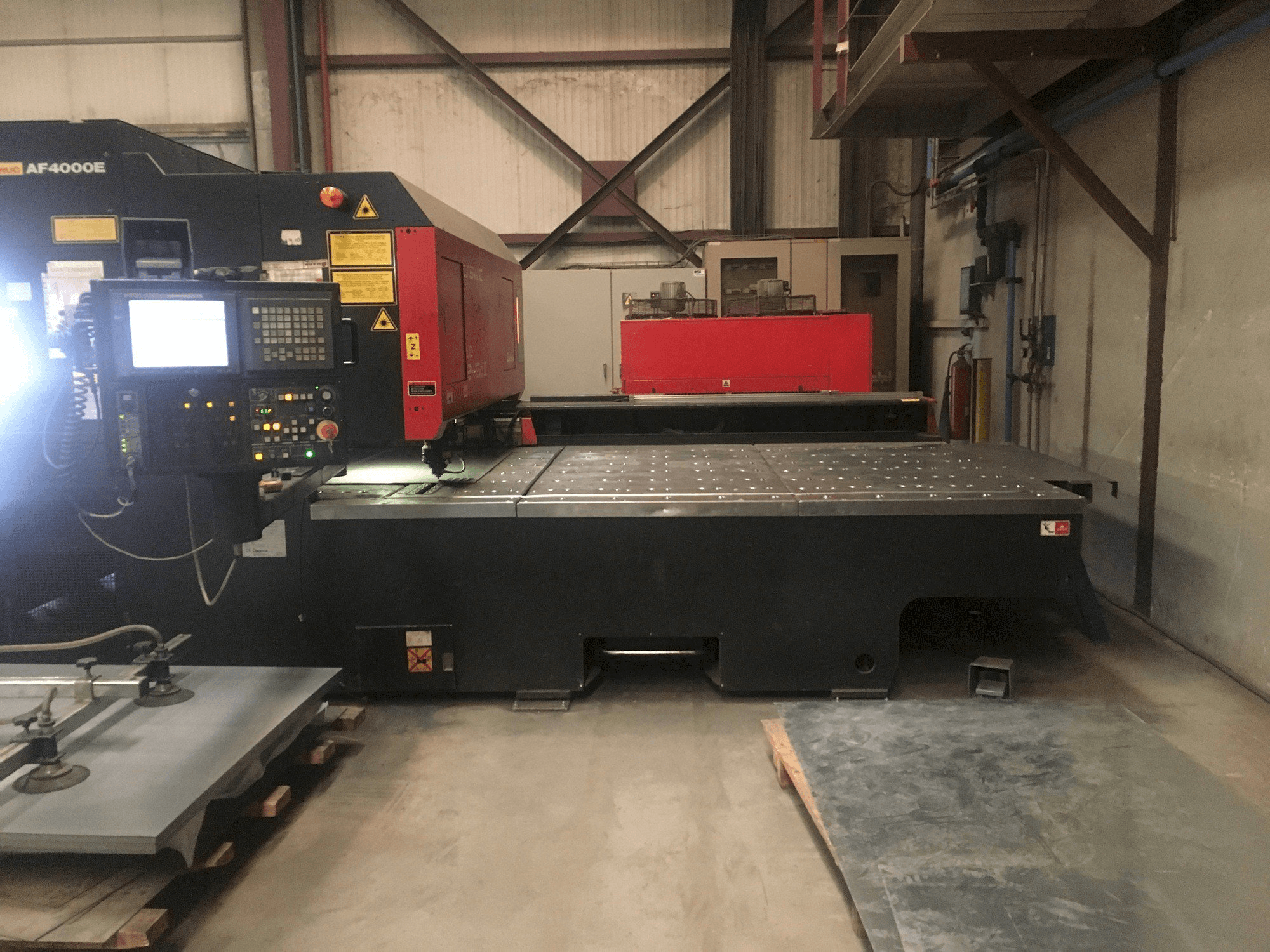 Vooraanzicht van AMADA LC 2415 A3 machine