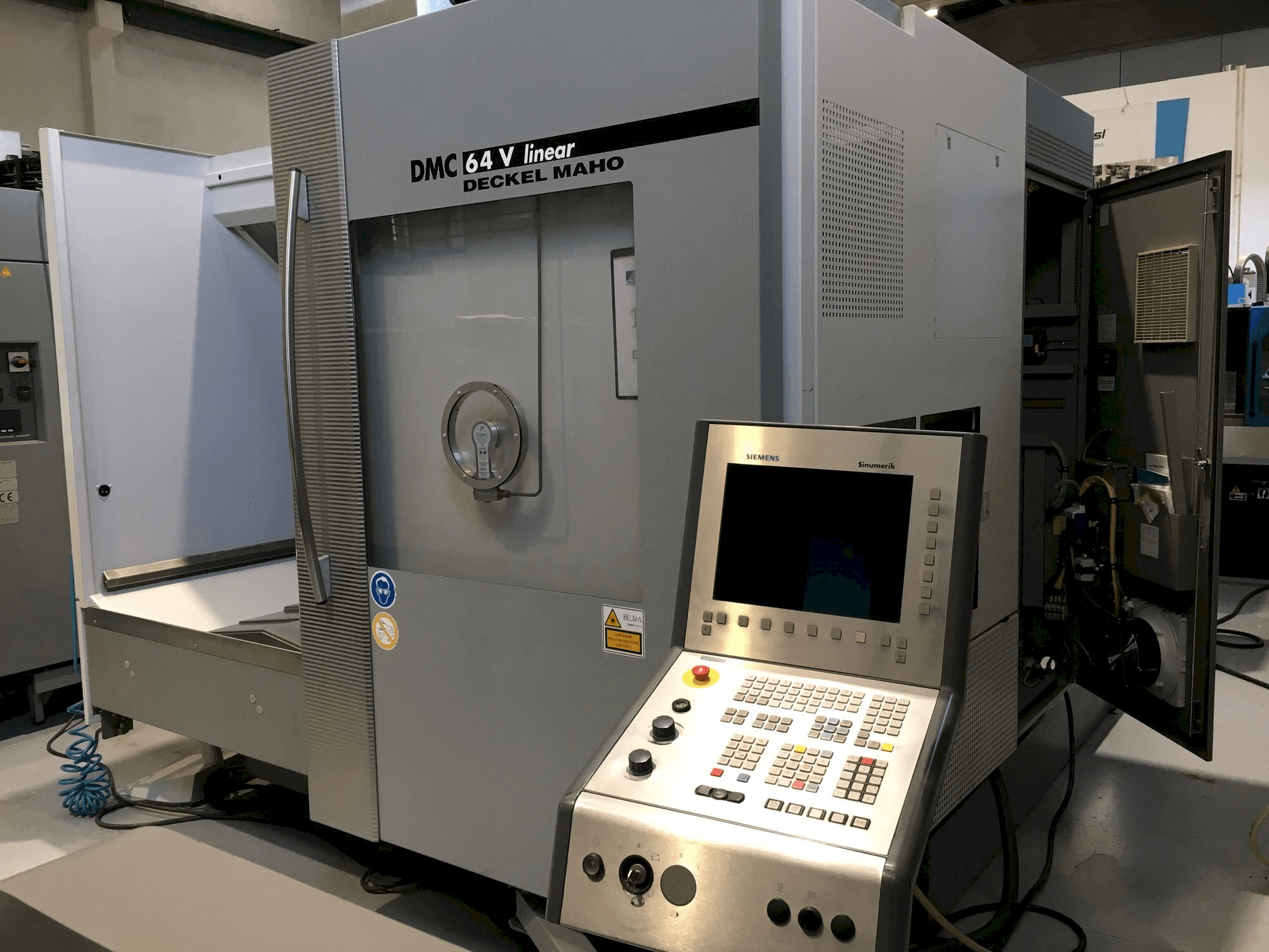 Vooraanzicht van DECKEL MAHO DMC 64V linear machine
