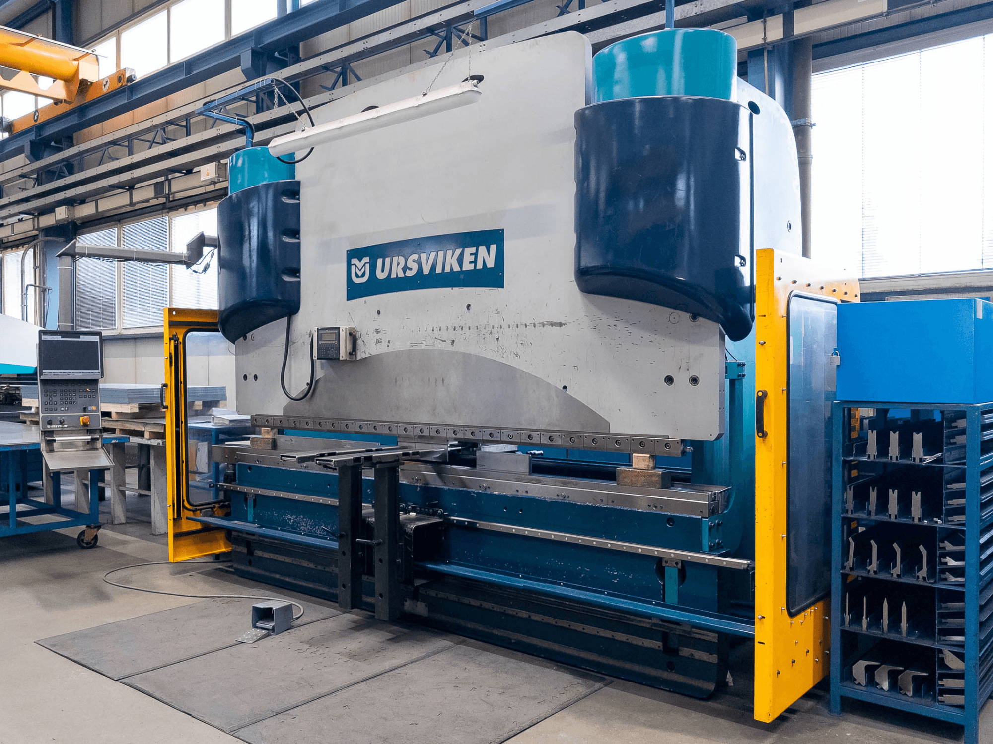 Ursviken Optiflex 130 3.1M afkantpers in een productieomgeving, met vooraanzicht en bedieningspaneel.