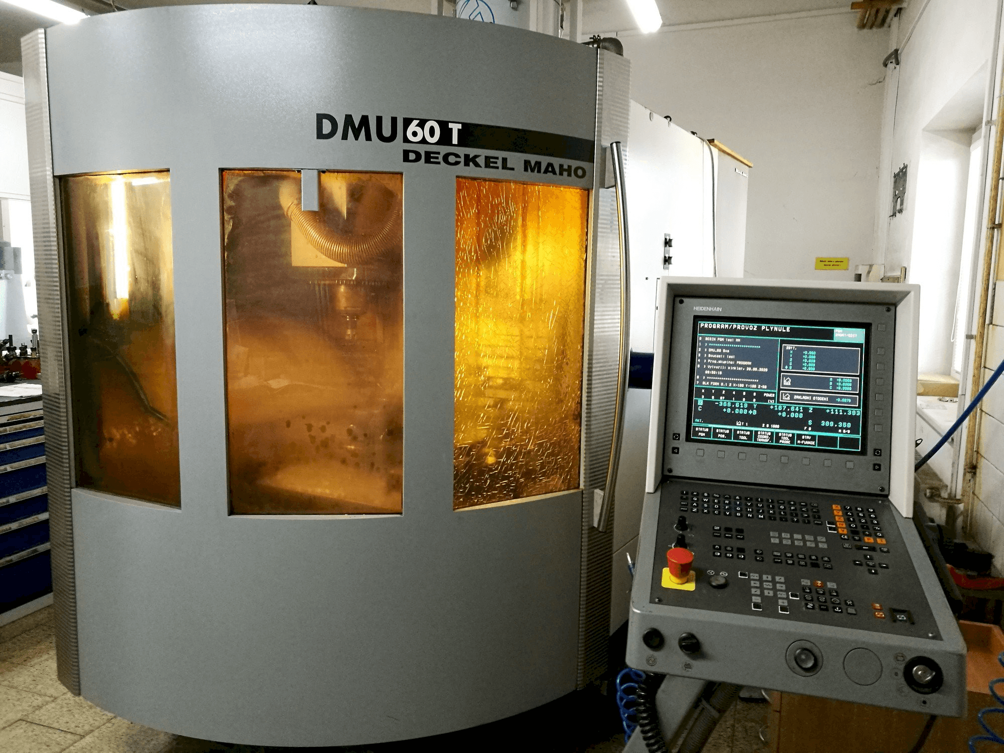 Vooraanzicht van DECKEL MAHO DMU 60T machine