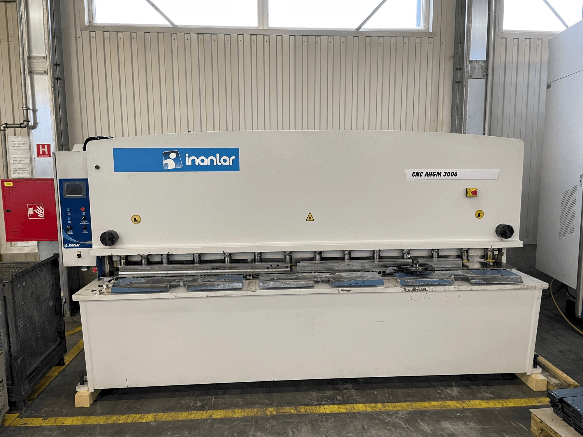 Vooraanzicht van Inanlar AHGM 3006 machine