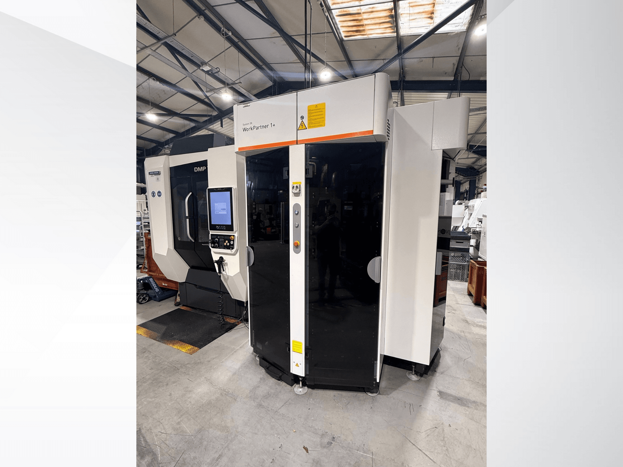 DMP WorkPartner 1+, vooraanzicht; voorzien van een aanraakscherm en veiligheidsindicatoren in een productieomgeving.