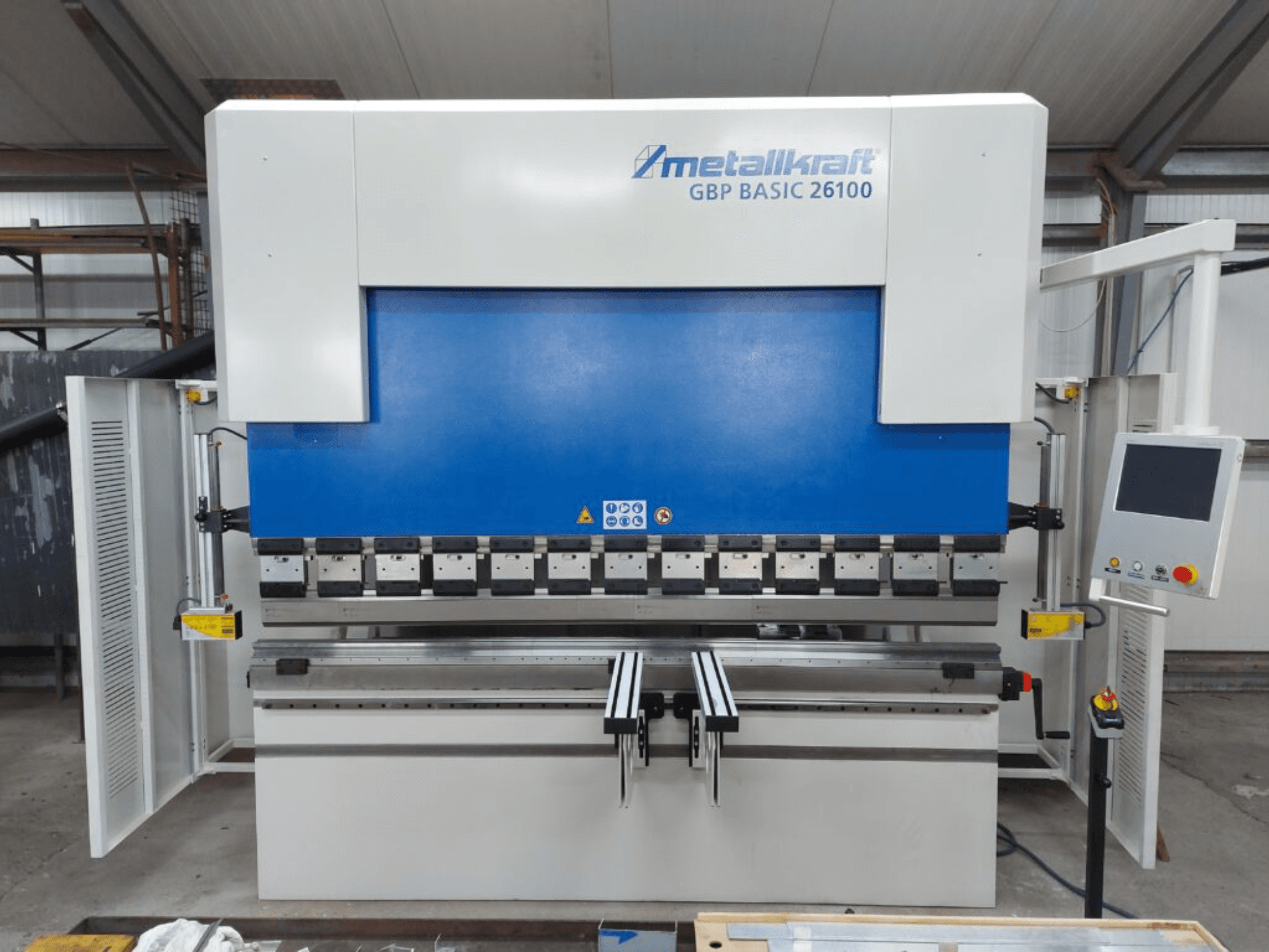 Metallkraft GBP BASIC 26100 rolbuigmachine in vooraanzicht, met het bedieningspaneel en de functies van het buiggebied.