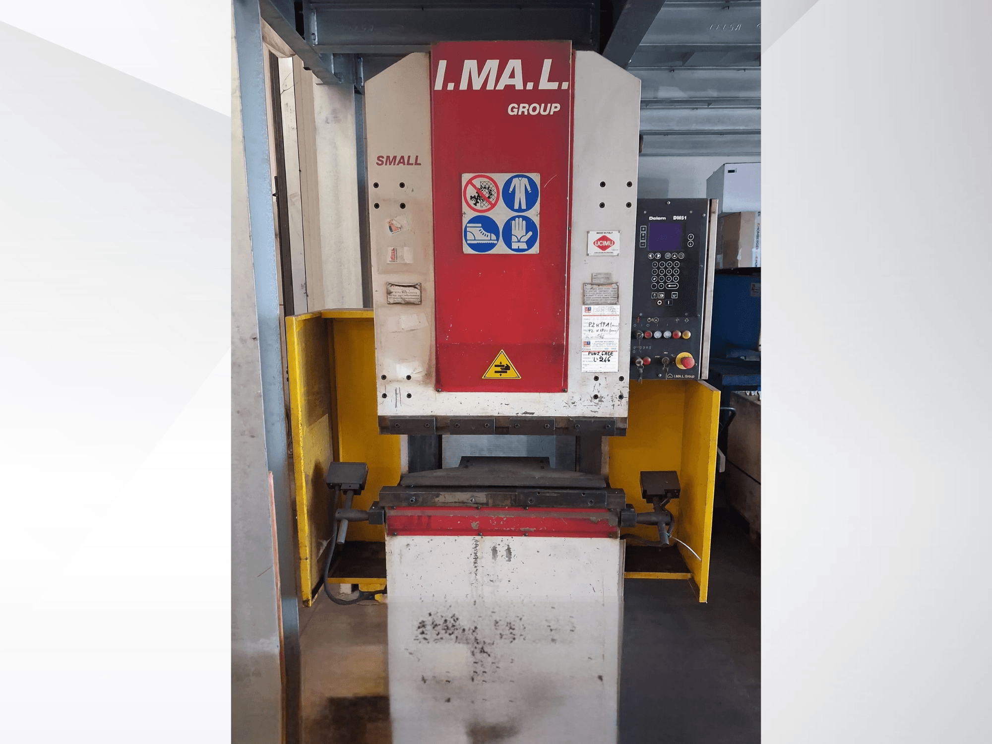 Vooraanzicht van de IMAL SMALL 835/25 kantpers met bedieningspaneel, veiligheidsborden en gele beschermkap.