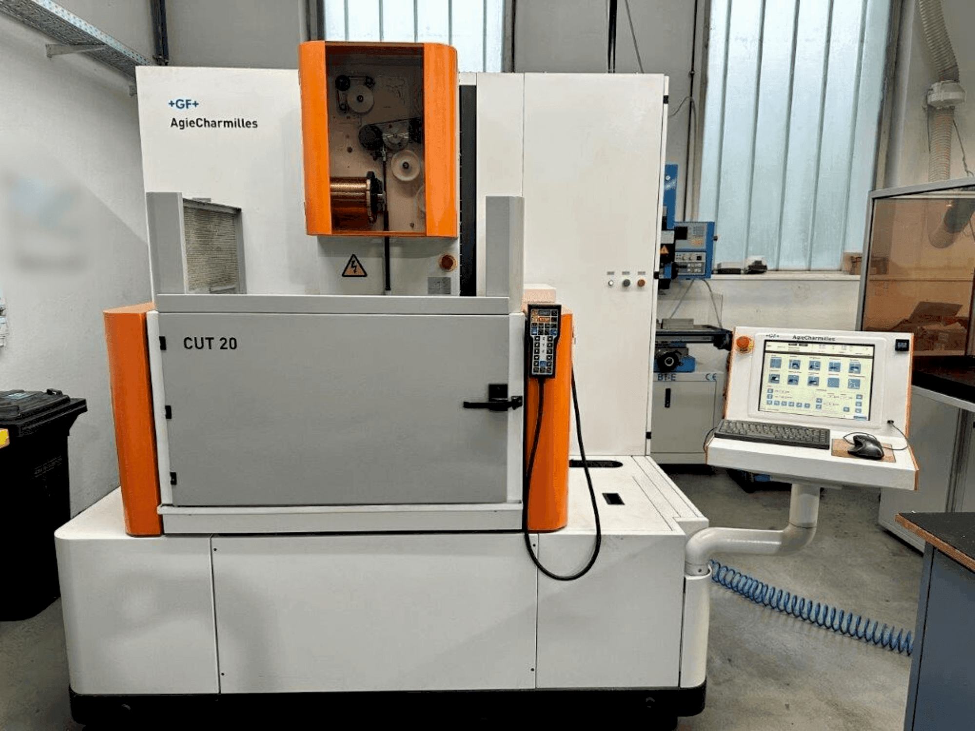 Vooraanzicht van AGIE CUT 20 machine